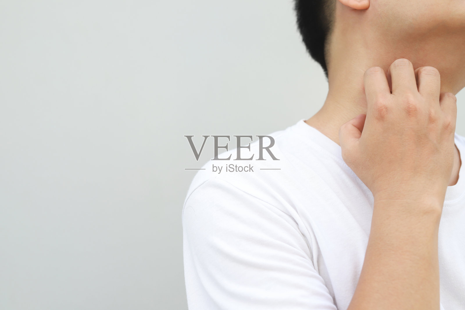 由于新冠肺炎，男性皮肤瘙痒、过敏照片摄影图片