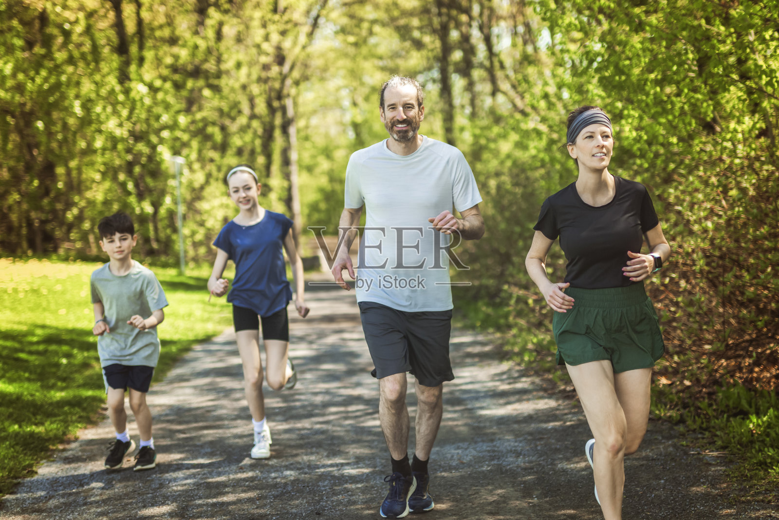 一个家庭在户外公园一起锻炼和慢跑，玩得很开心照片摄影图片