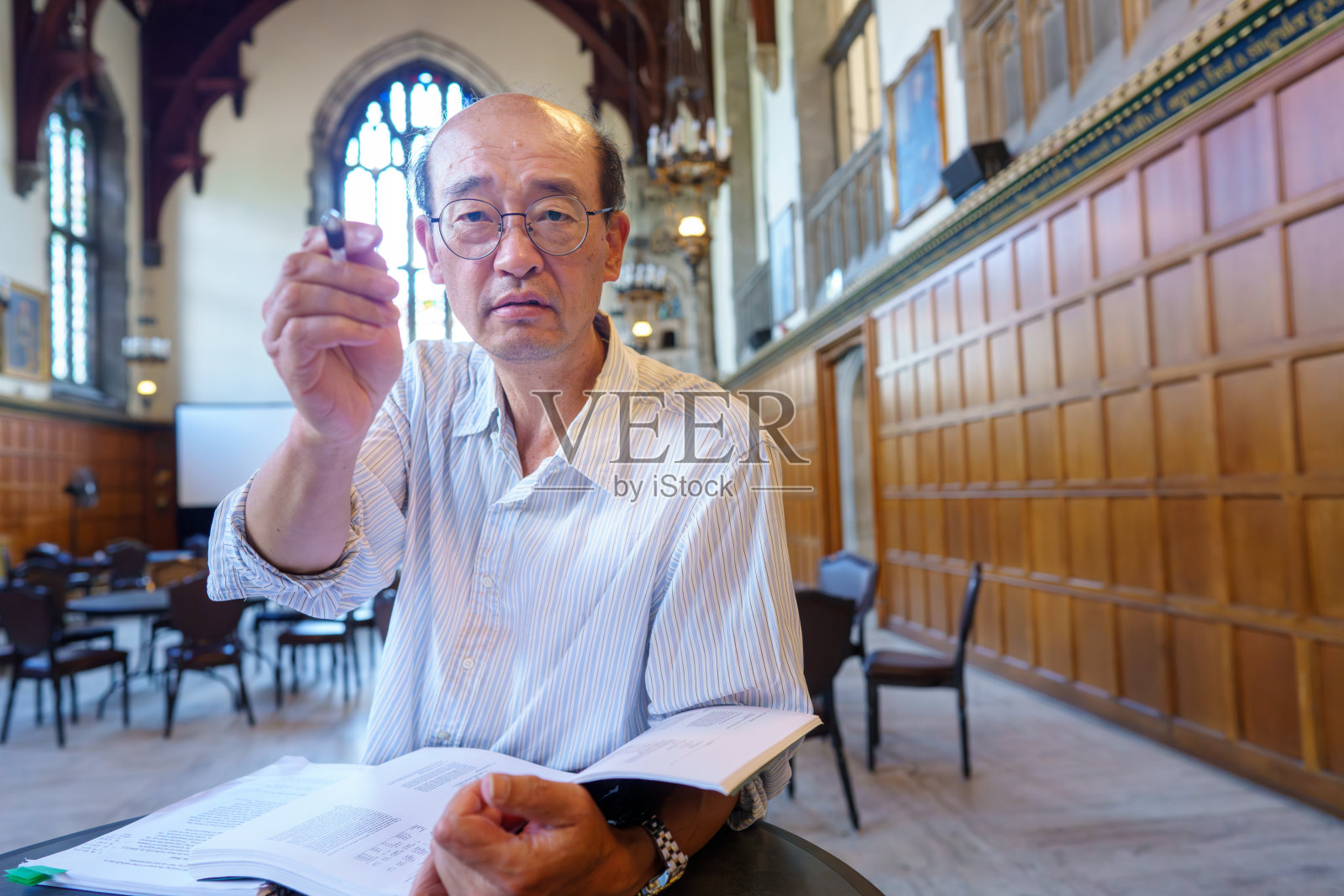 在大学校园里，一位男教授正在愤怒地讲课。照片摄影图片