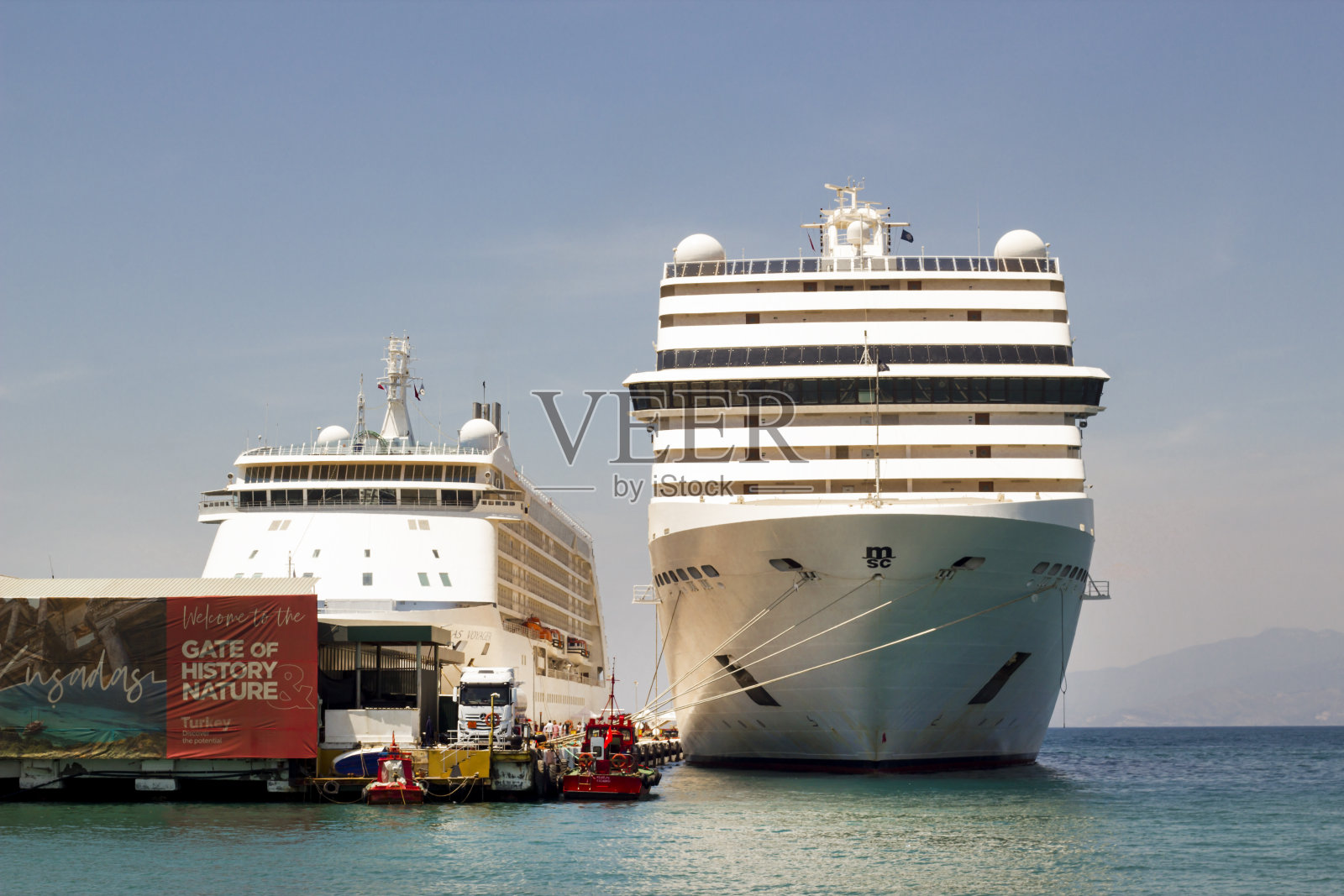 游艇上写着希夫船长,照片摄影图片