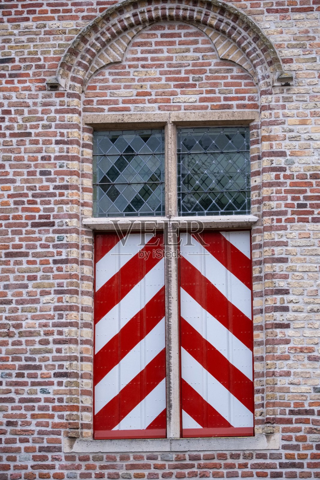 房子墙上的中世纪窗户照片摄影图片