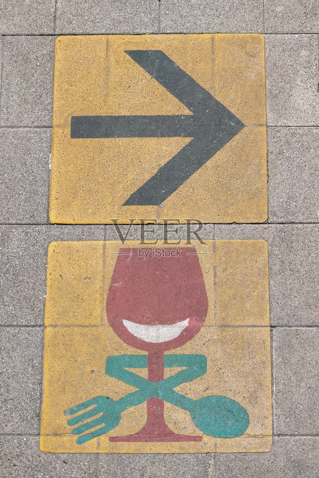 人行道方向标志用餐区箭头和餐厅图标城市食品指南行人路径照片摄影图片