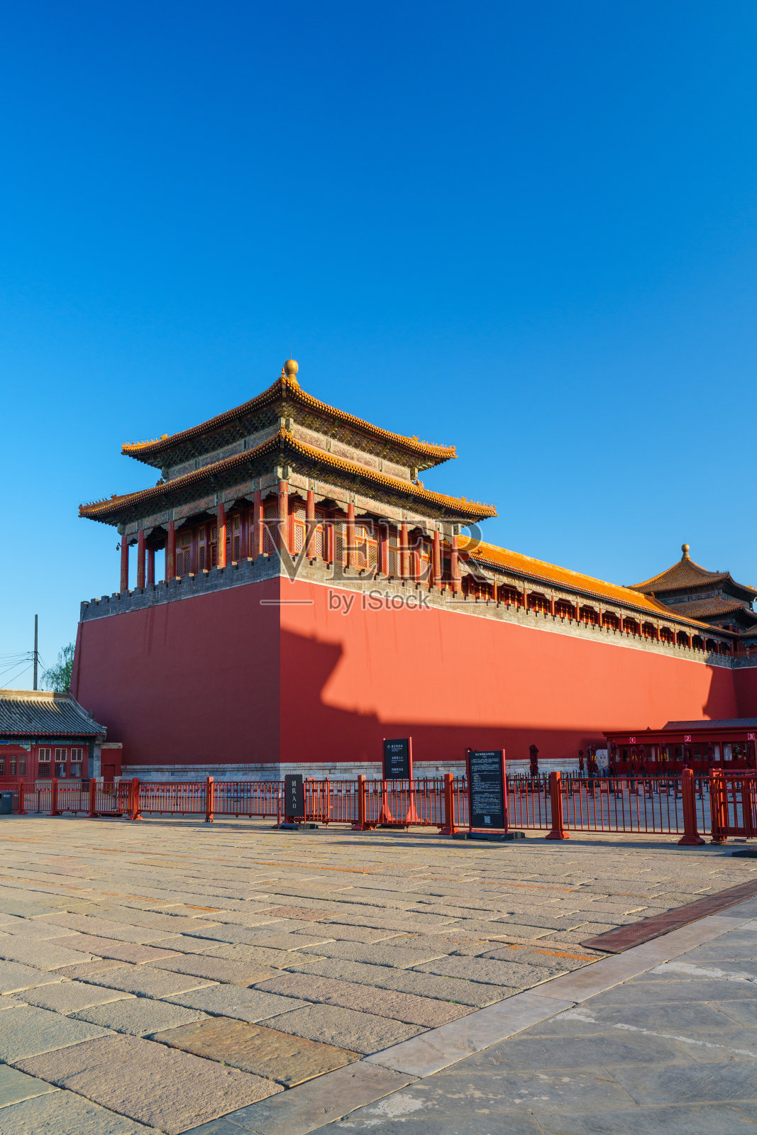 紫禁城的雁池塔和广场照片摄影图片