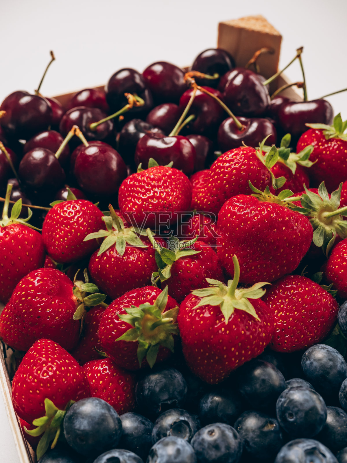 混合浆果托盘:草莓，蓝莓，樱桃特写。浆果托盘照片摄影图片