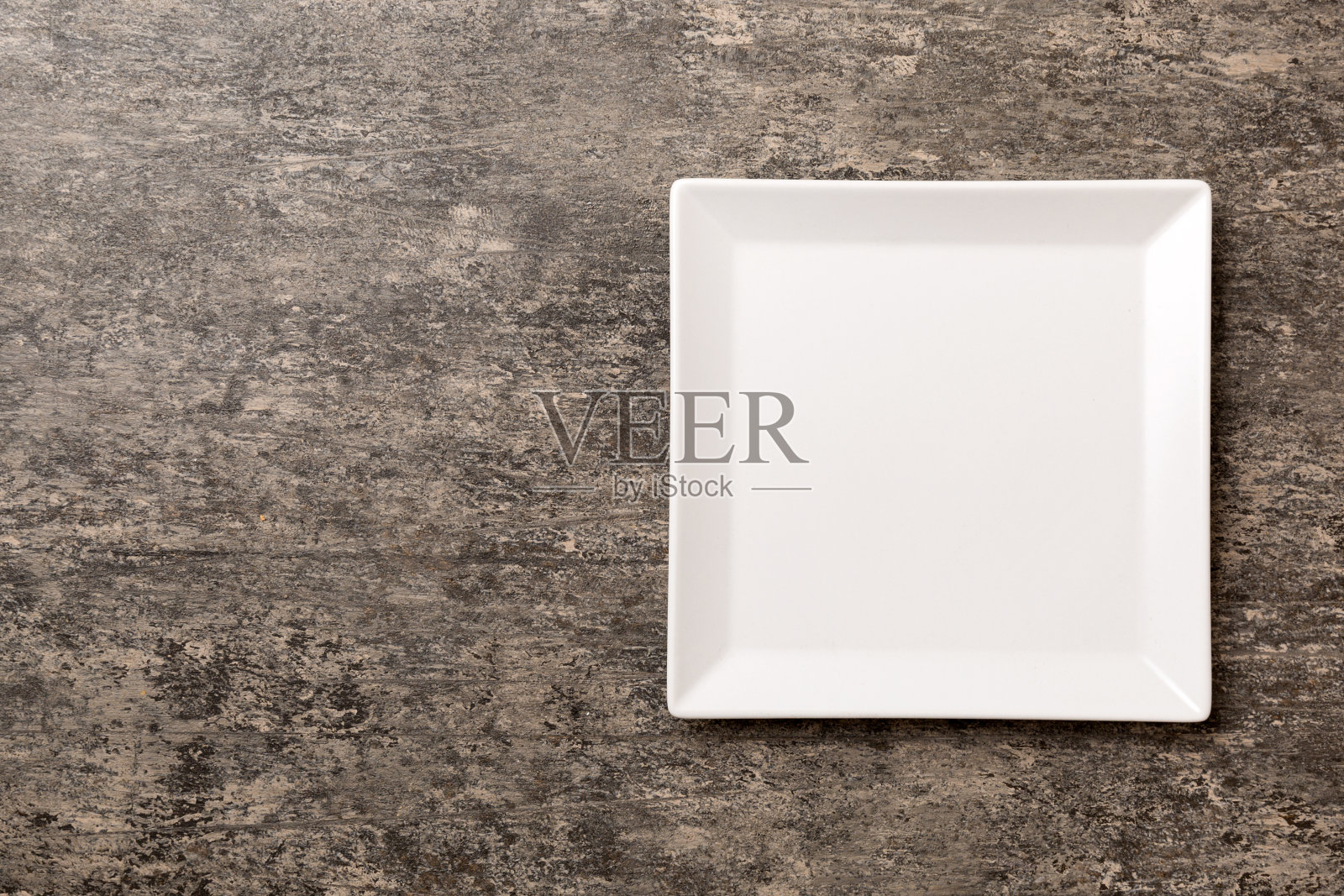 水泥背景上的空方板俯视图。为你的设计留出空间照片摄影图片