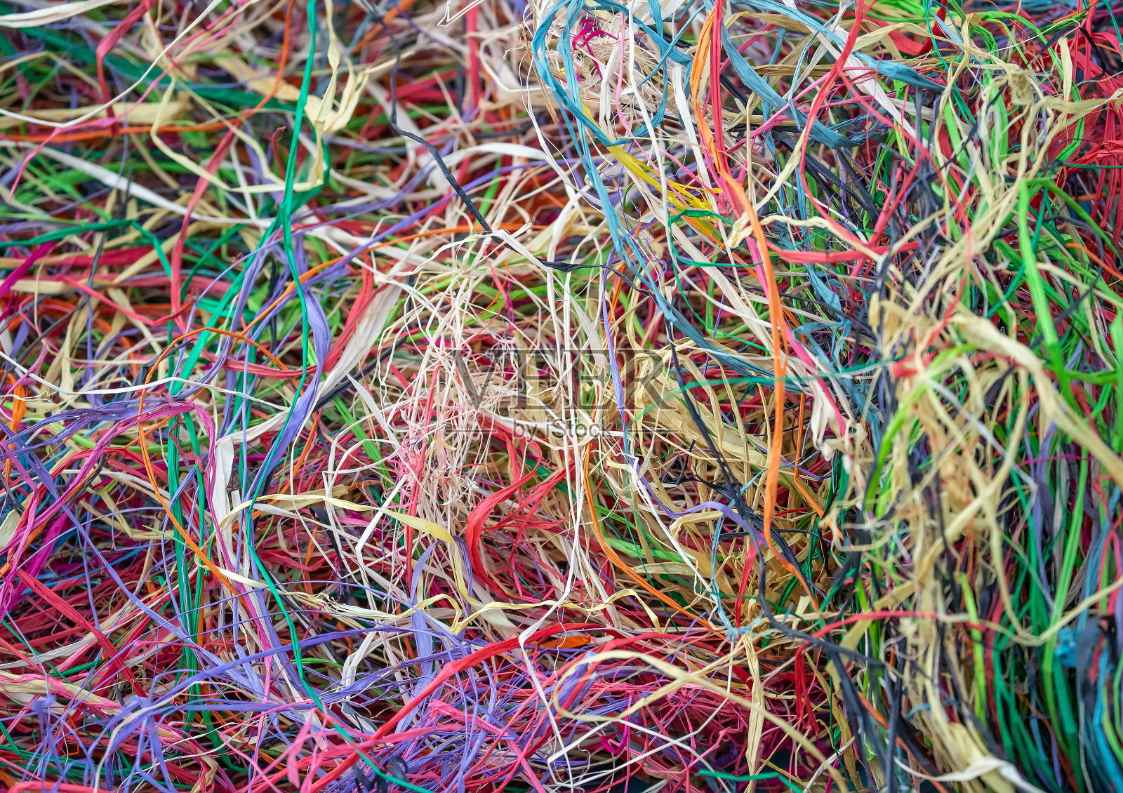 多种颜色的编织稻草，工艺材料，明亮的背景照片摄影图片