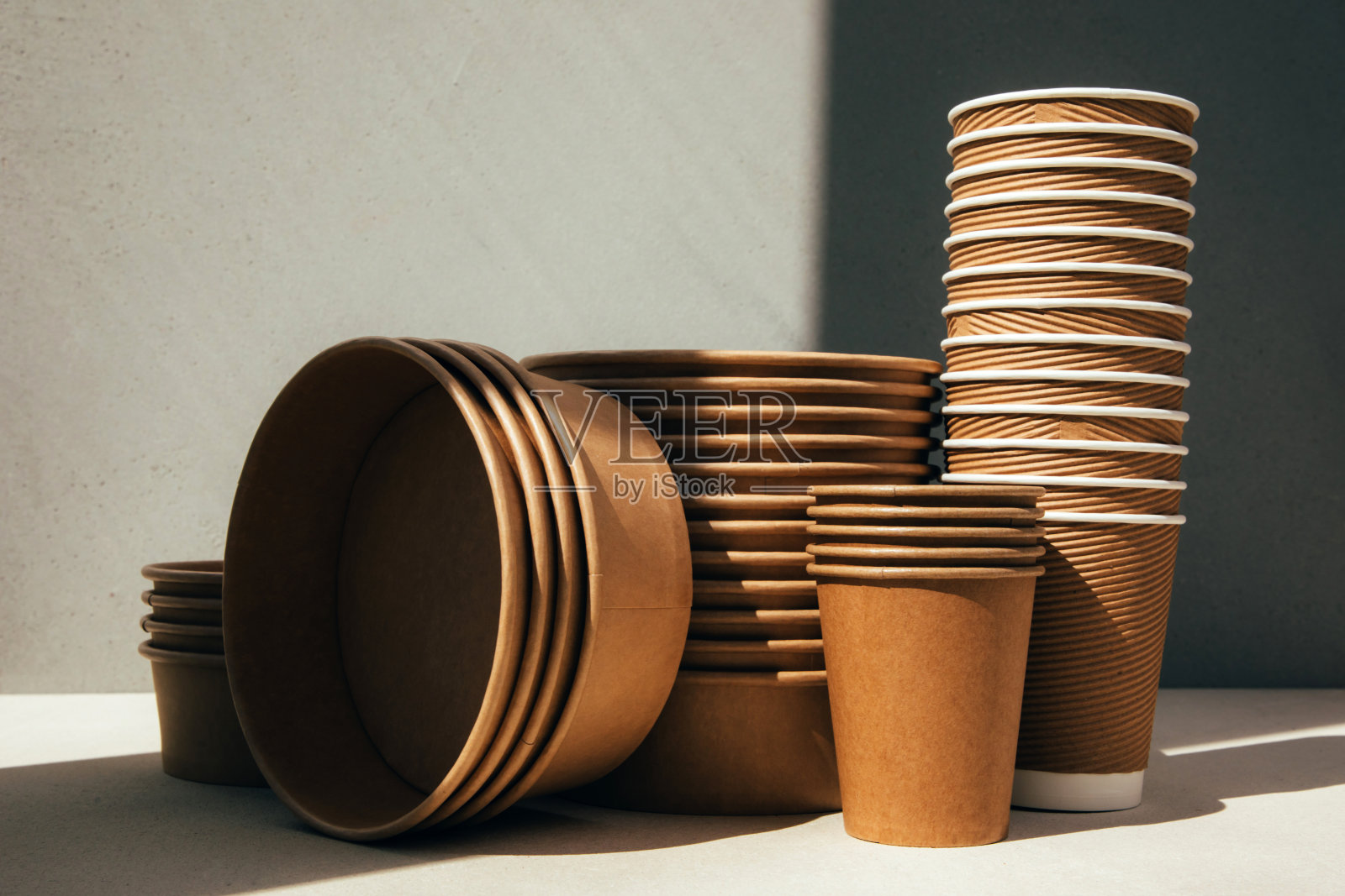 灰色背景的一套纸餐具和木制餐具。环保，零浪费照片摄影图片