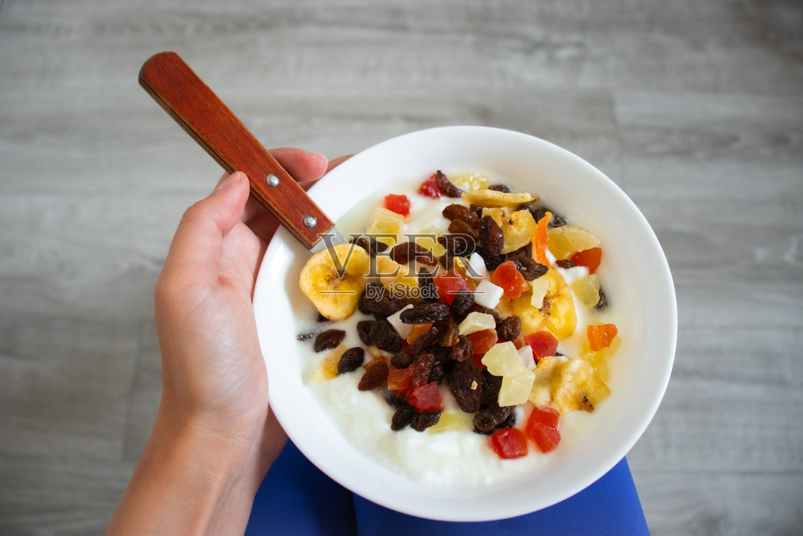 吃早餐的年轻女性照片摄影图片