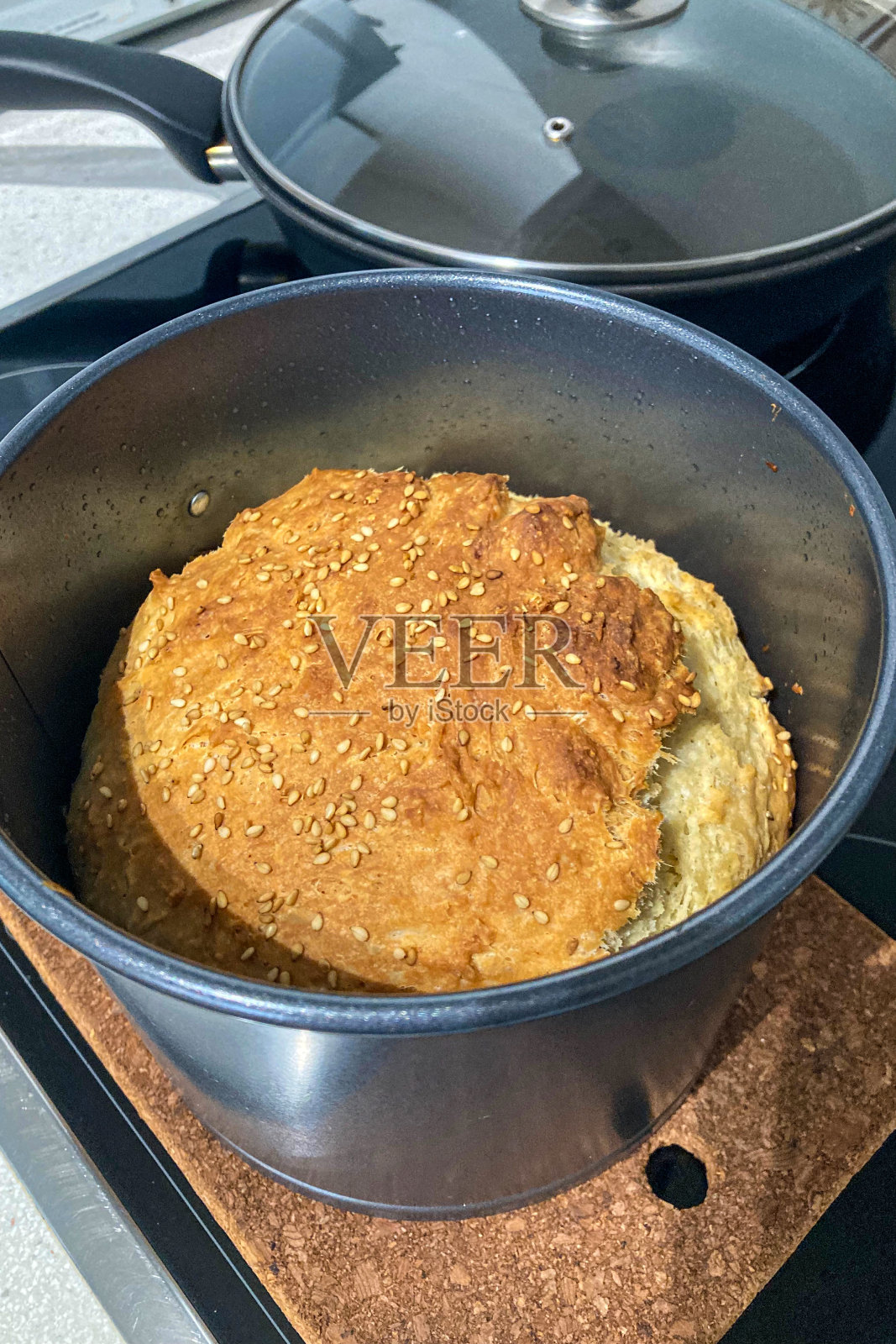 木质架子上的天然面包照片摄影图片