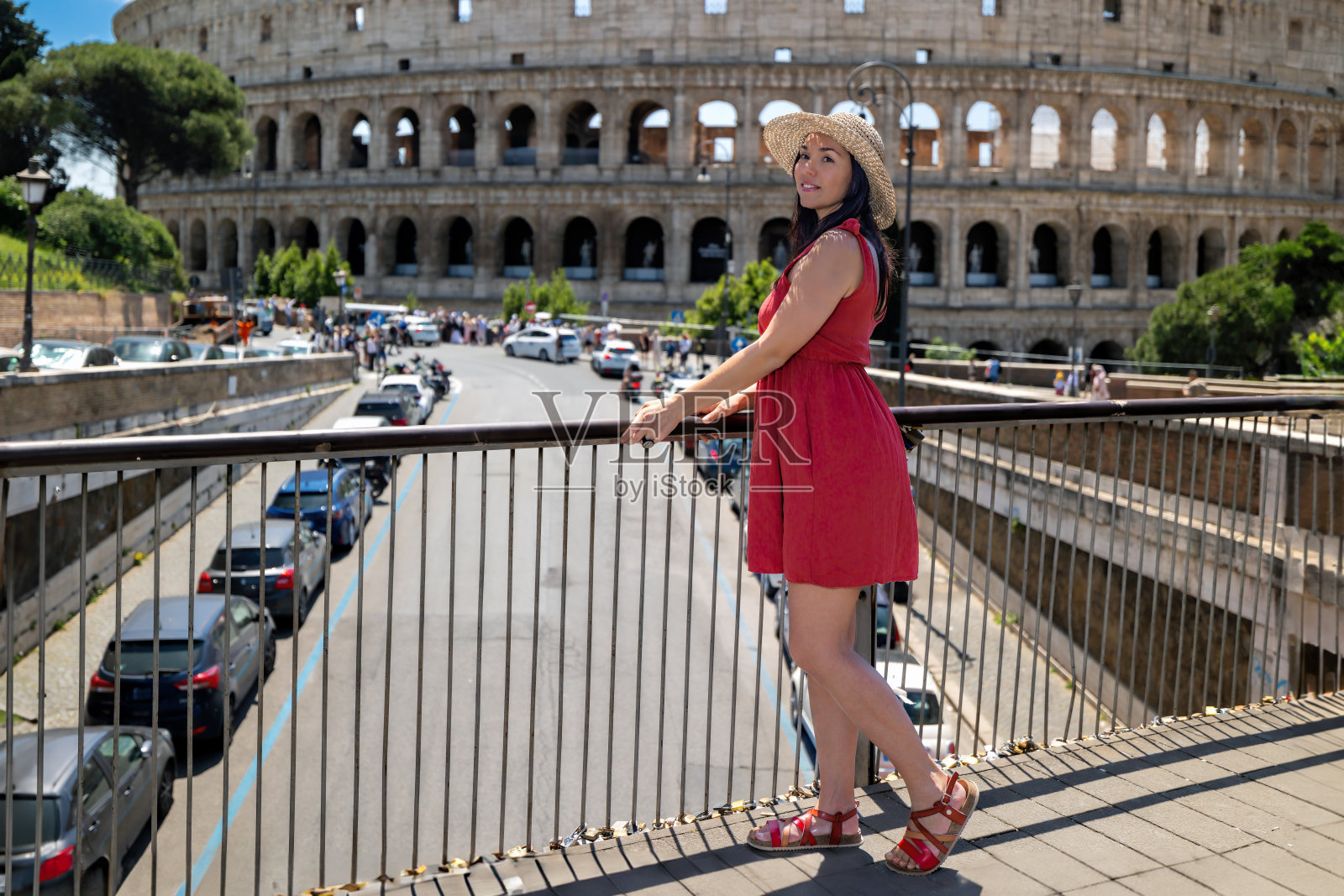 一个在罗马度假的女孩参观了罗马斗兽场照片摄影图片