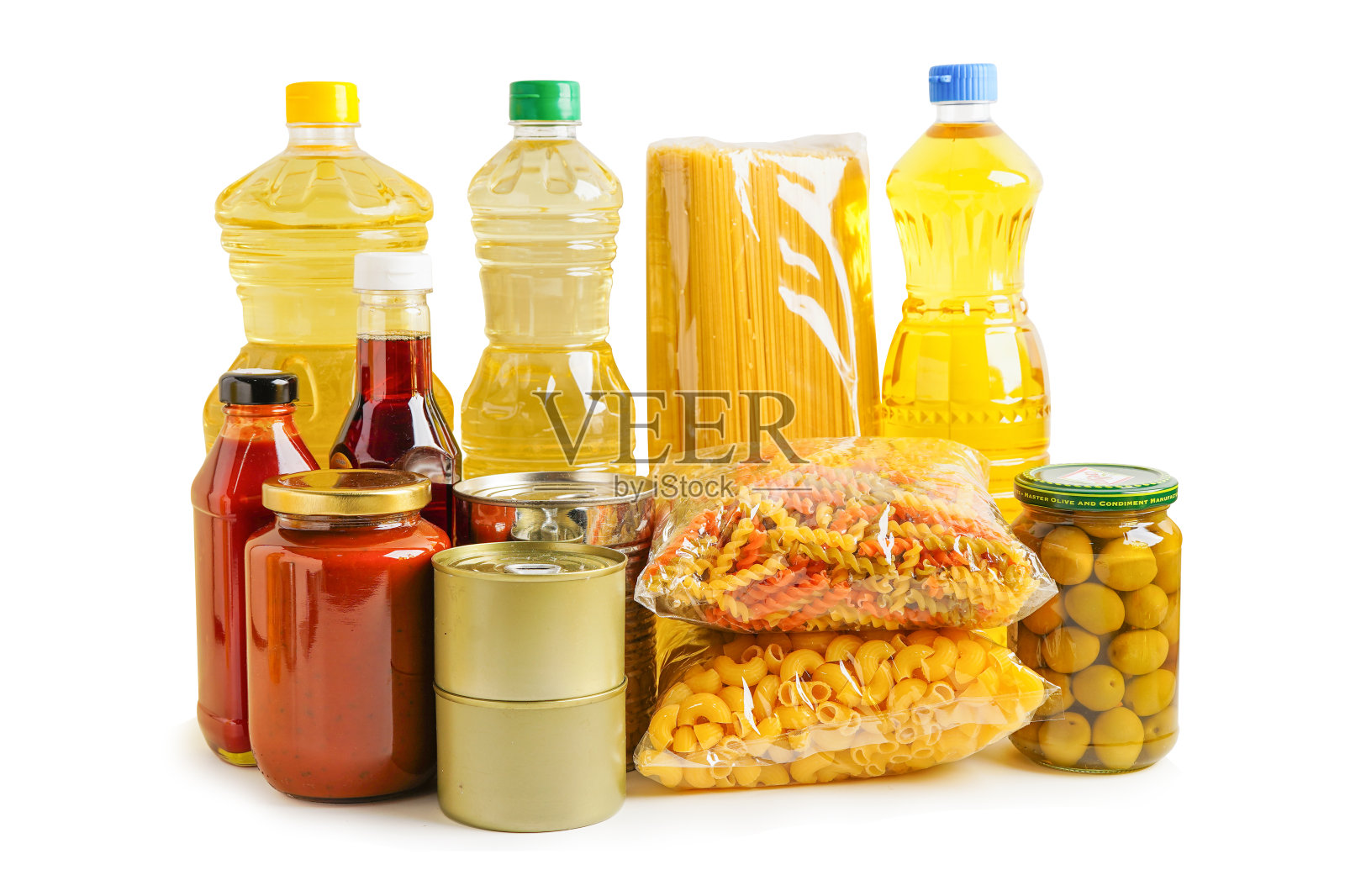 捐赠食品隔离在白色背景与剪辑路径，存储和交付。各种食品，面食，食用油，罐头食品。照片摄影图片