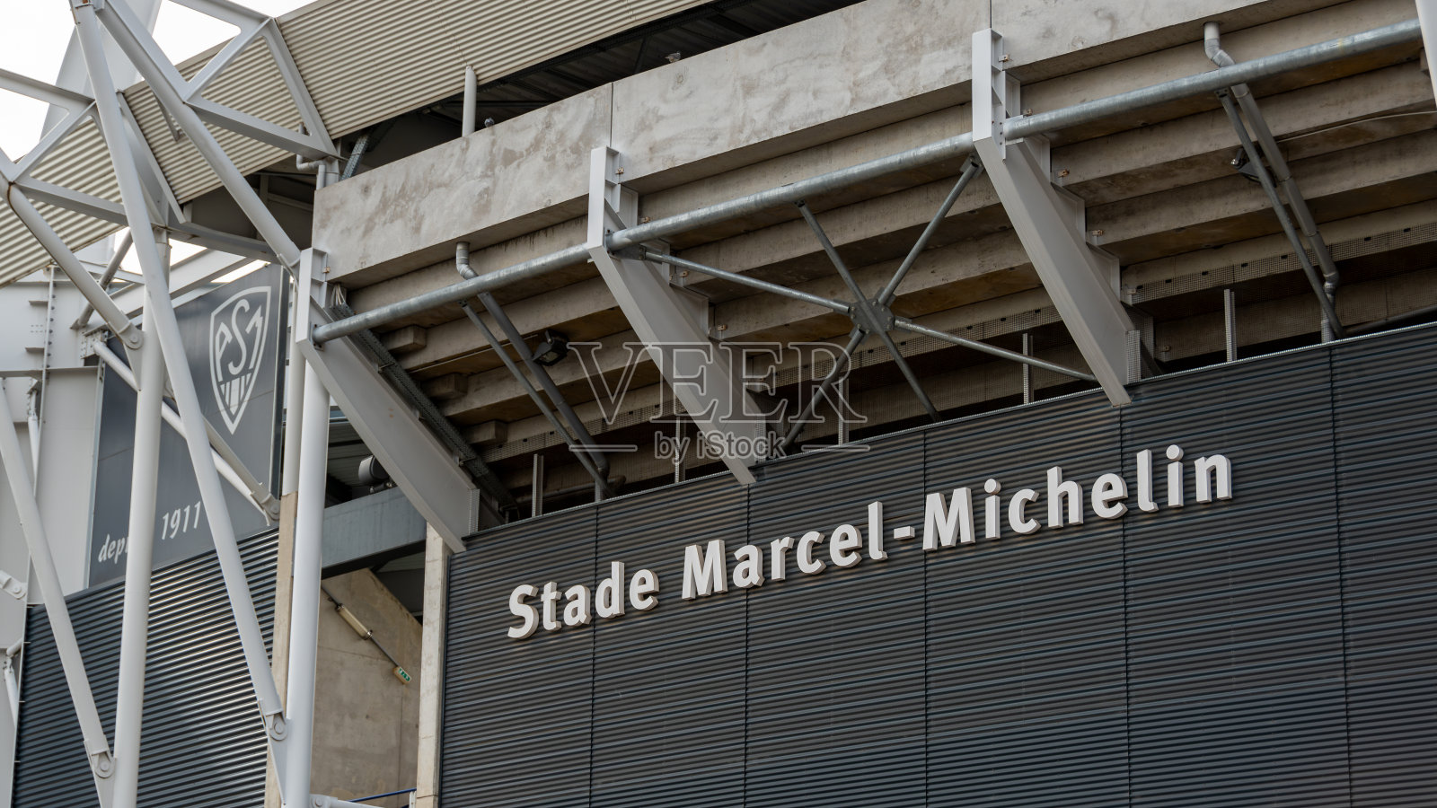法国克莱蒙费朗，马赛-米其林体育场的标志照片摄影图片