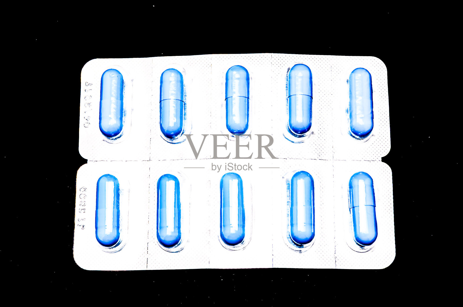 一包白色背景的蓝色药片照片摄影图片