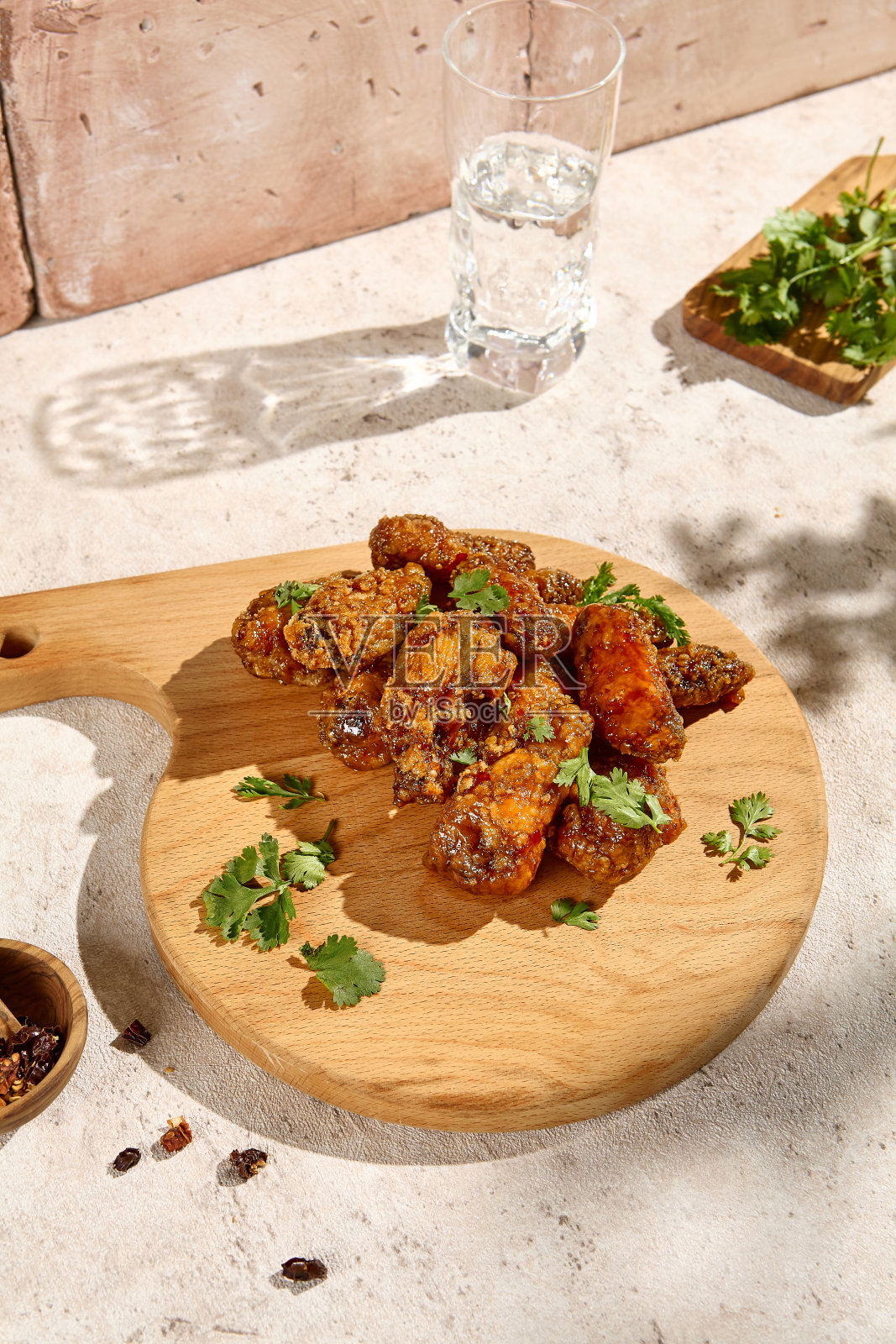 正宗的鸡翅仍然生活在阳光下的米色设置与自然纹理照片摄影图片