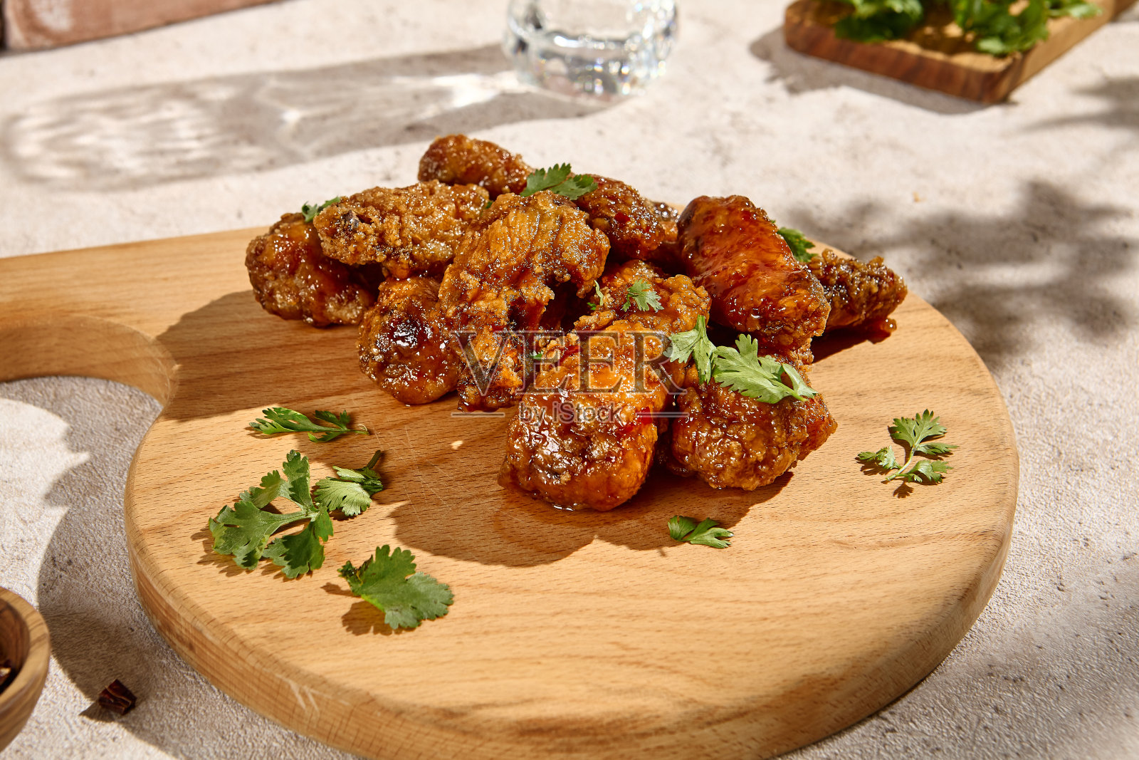 美味的鸡翅在阳光下静物设置与自然阴影照片摄影图片