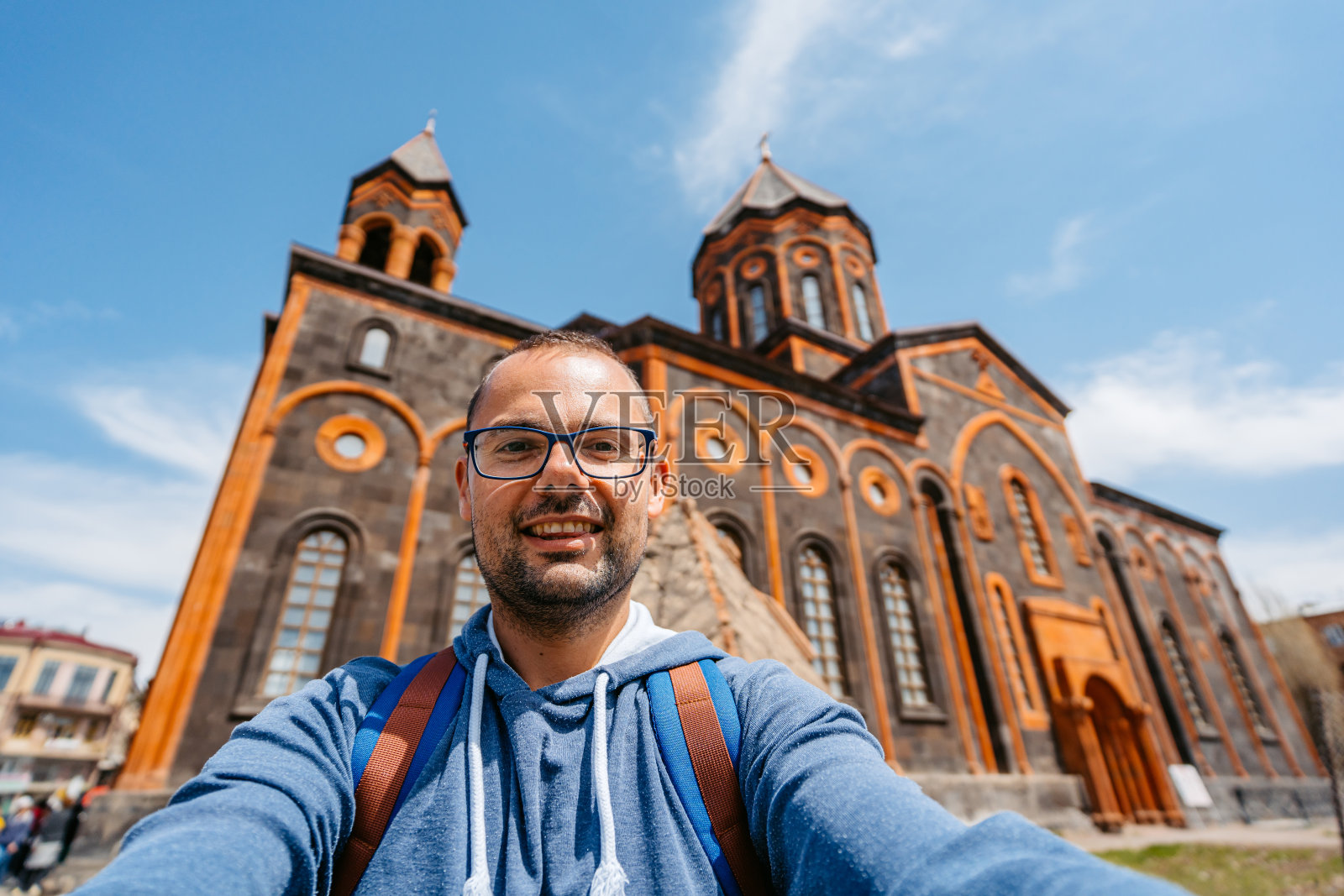 亚美尼亚Gyumri，一名中年男子在圣救主教堂前自拍照片摄影图片