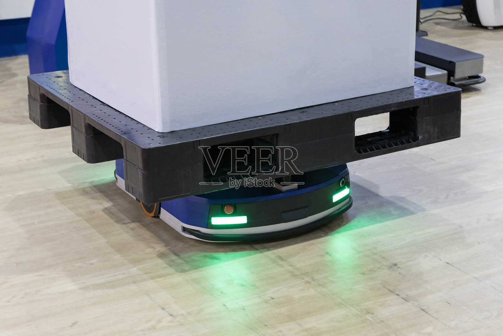 现代自动升降和移动机器人照片摄影图片