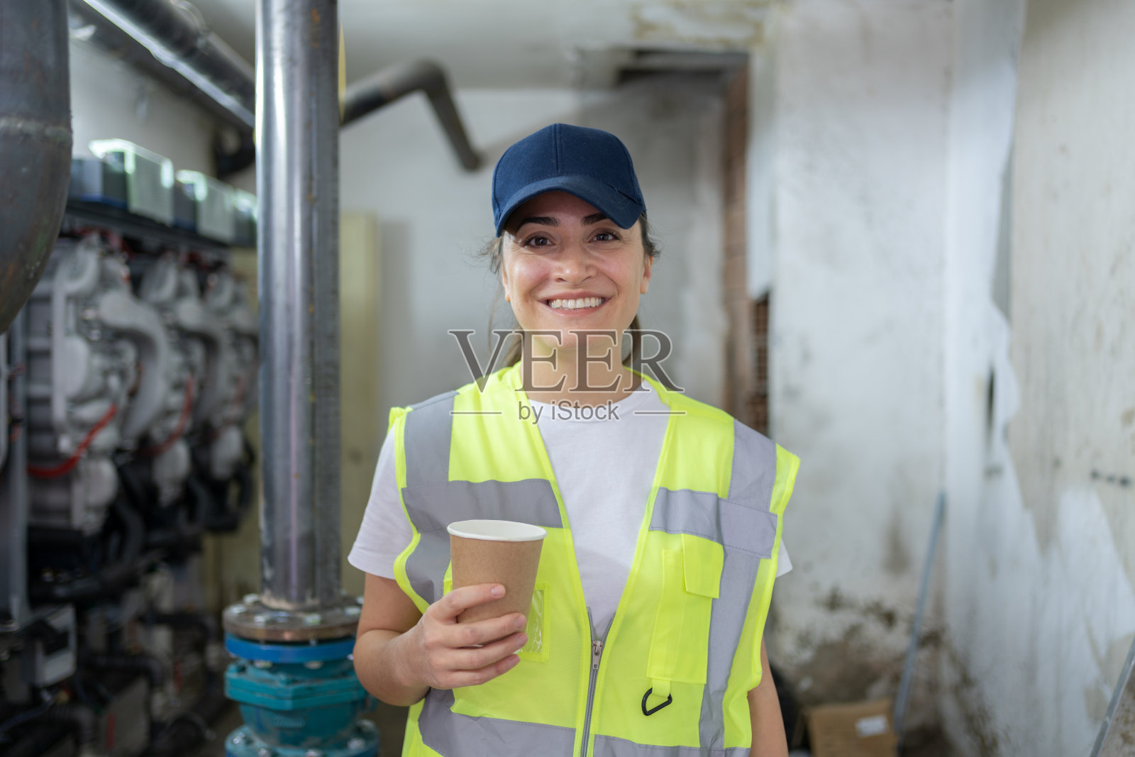 女性在暖气厂喝咖啡休息照片摄影图片