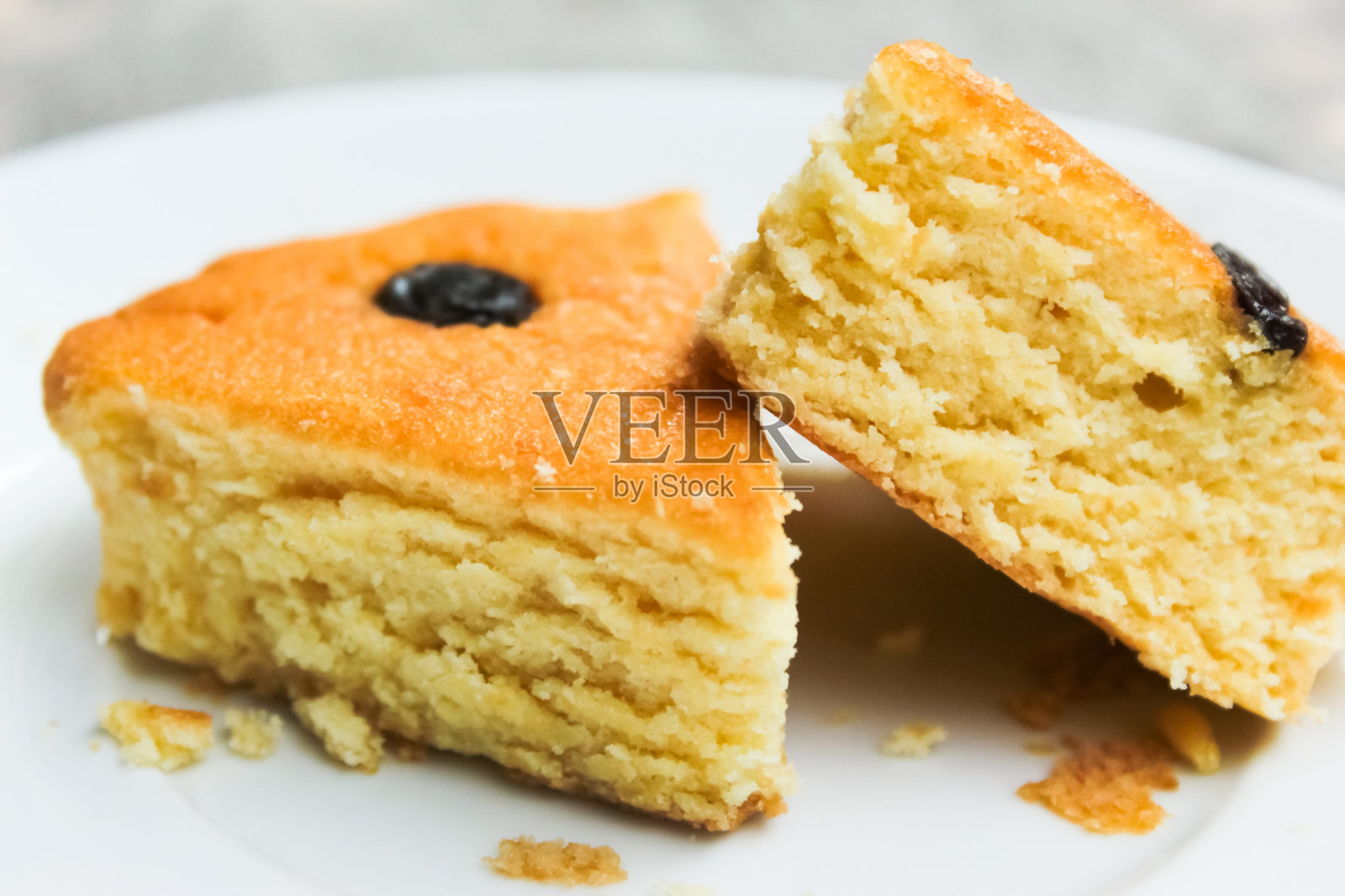 盘子里的一块块海绵蛋糕照片摄影图片