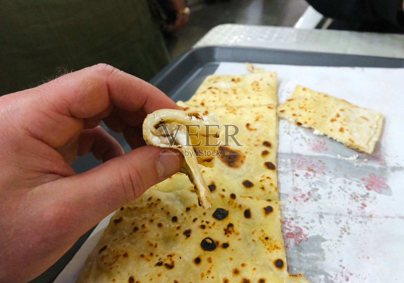 Gözleme在土耳其的一个市场品尝。照片摄影图片