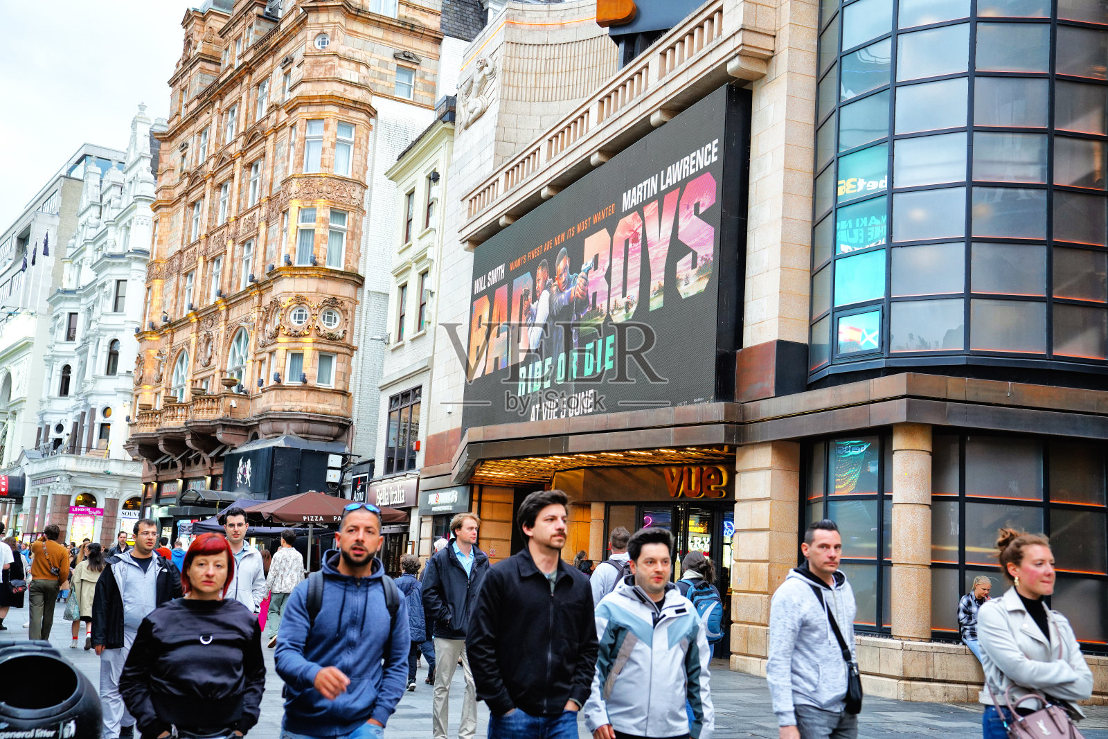 人们走在伦敦莱斯特广场的克兰伯恩街上，Vue West End电影院正在上映《绝地战警：生死与共》照片摄影图片