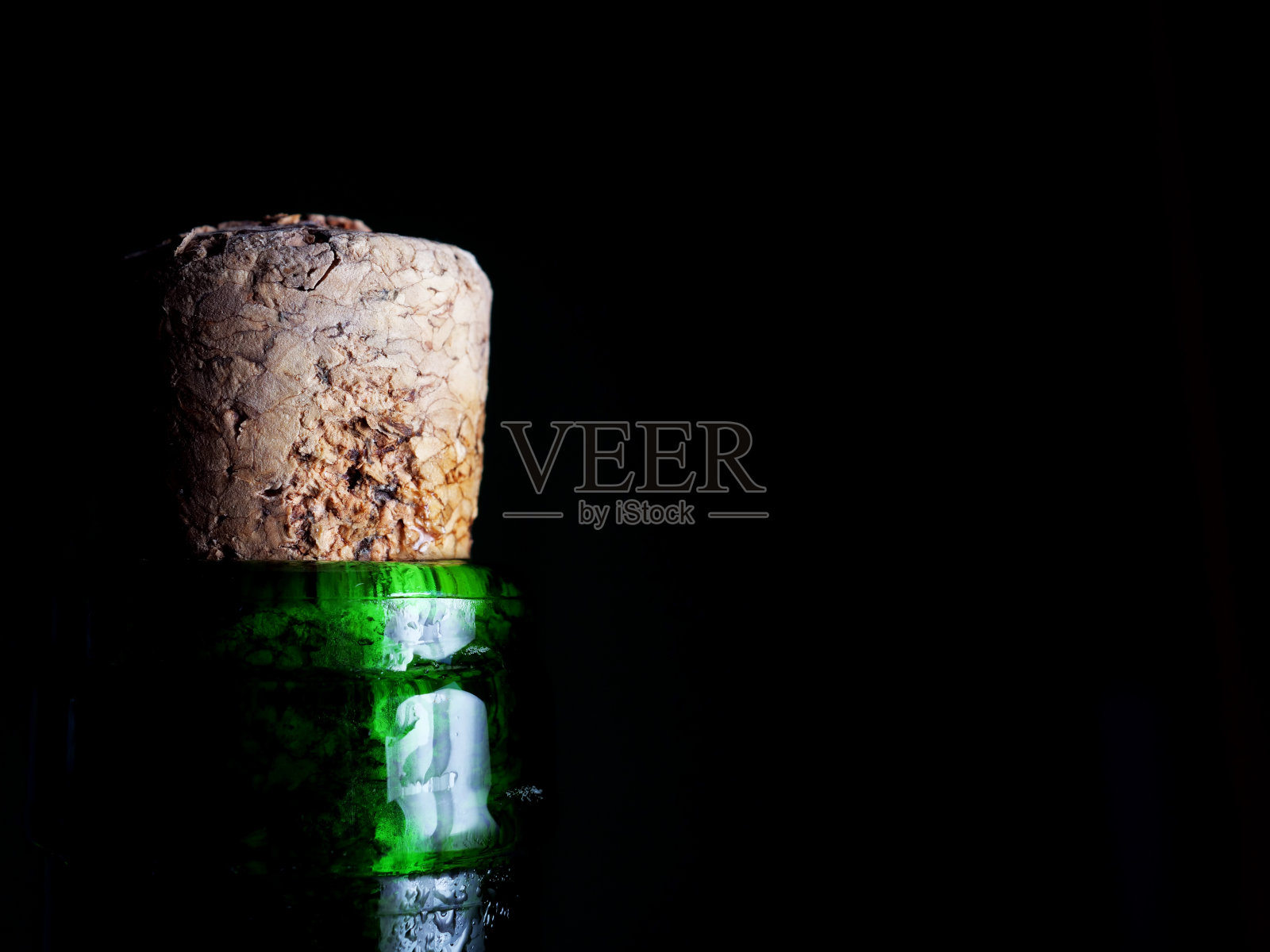 黑暗中一瓶葡萄酒的特写细节照片摄影图片