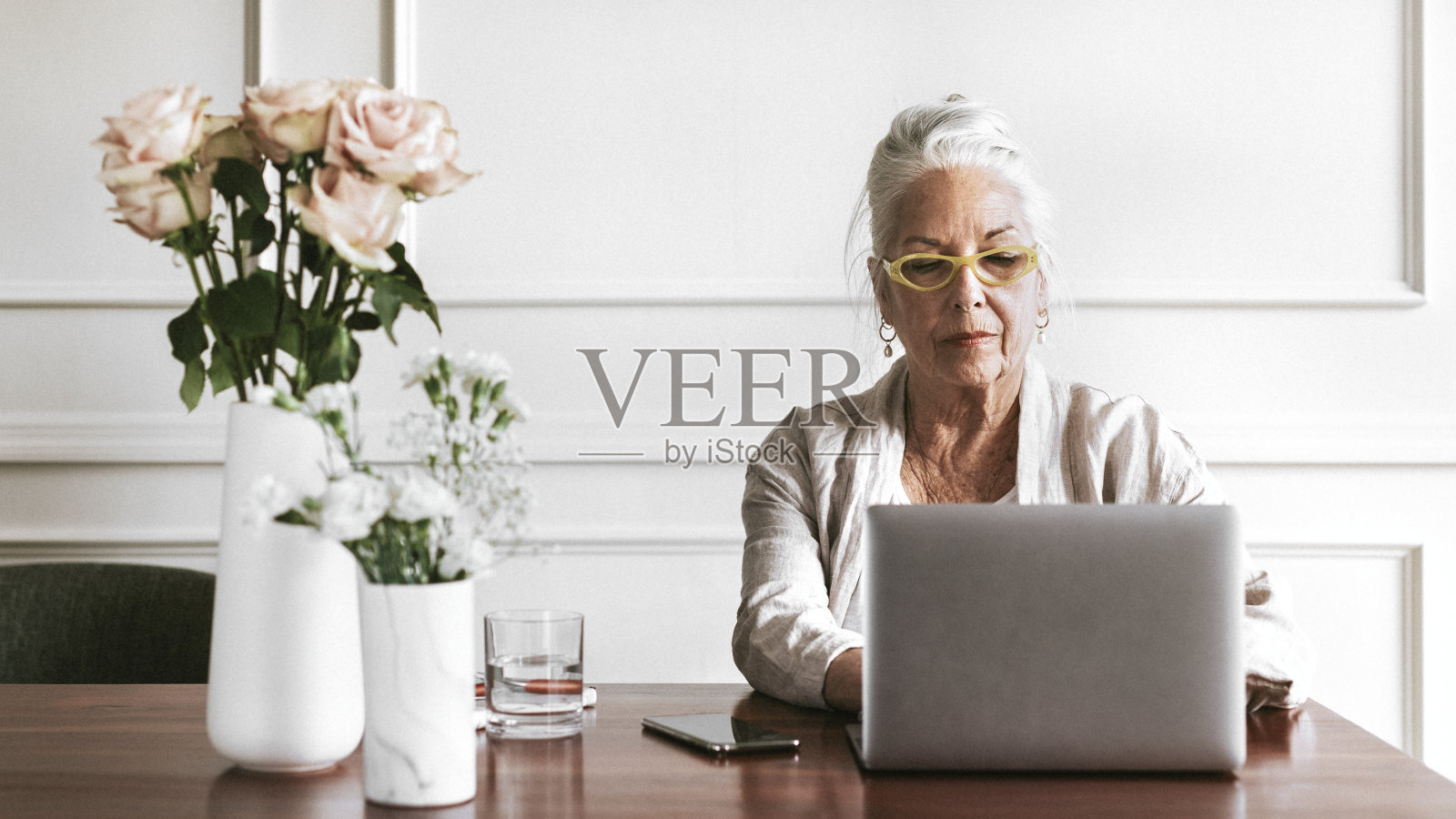 让高级商务女性使用笔记本电脑照片摄影图片