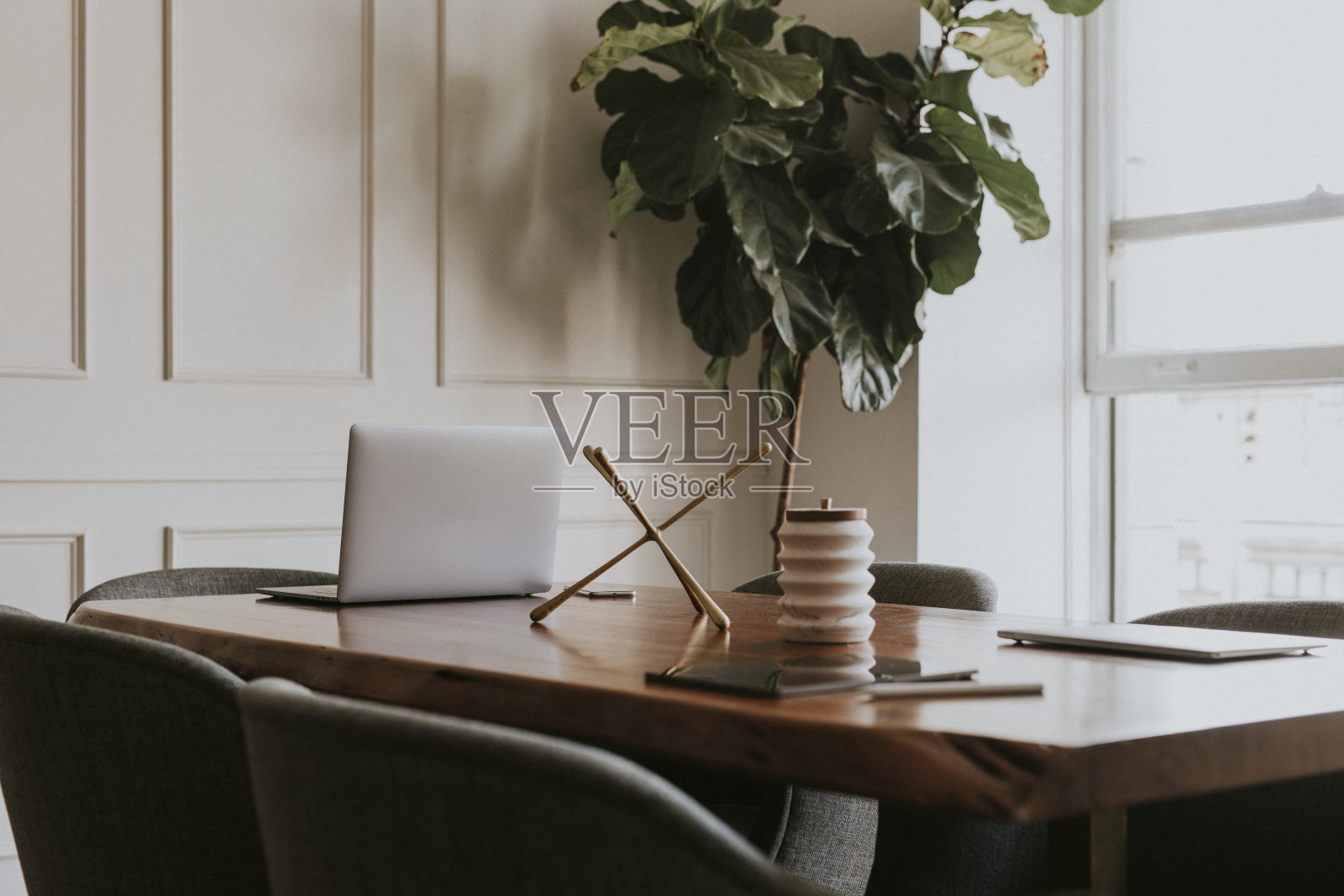 会议室木桌上的笔记本电脑照片摄影图片