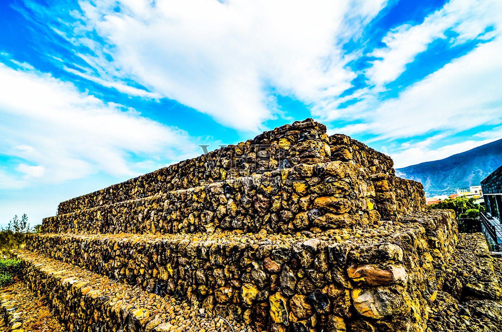 一种石头结构，有很多石头堆叠在一起照片摄影图片