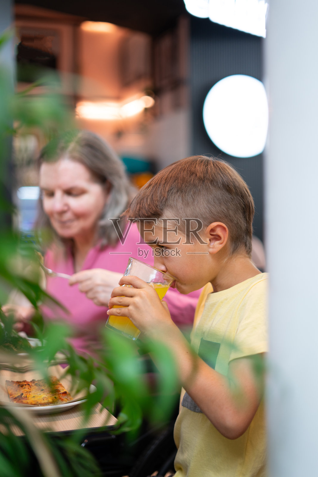 一个男孩和他的祖母在餐馆喝软饮料照片摄影图片