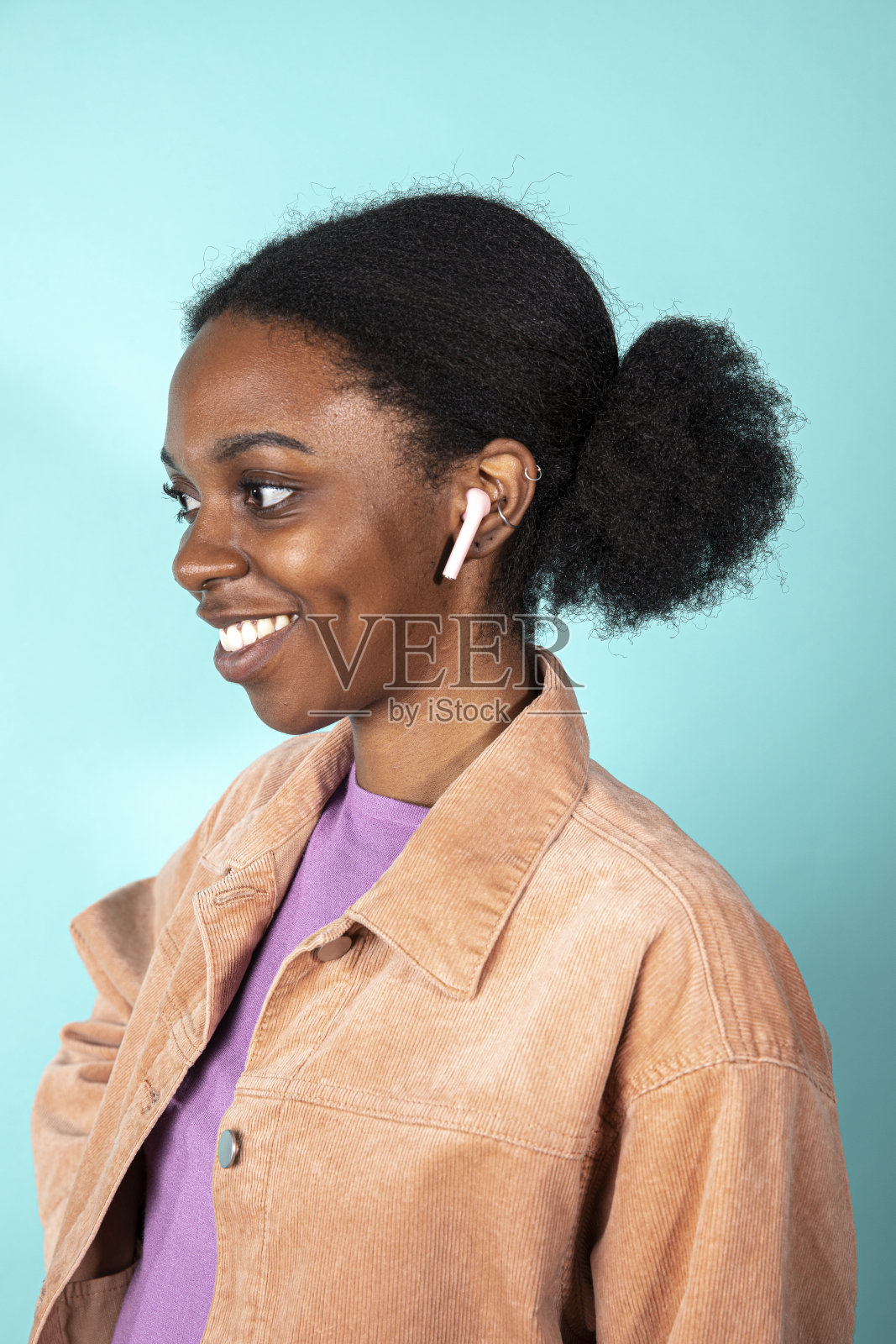 戴着白色耳机的可爱女人照片摄影图片