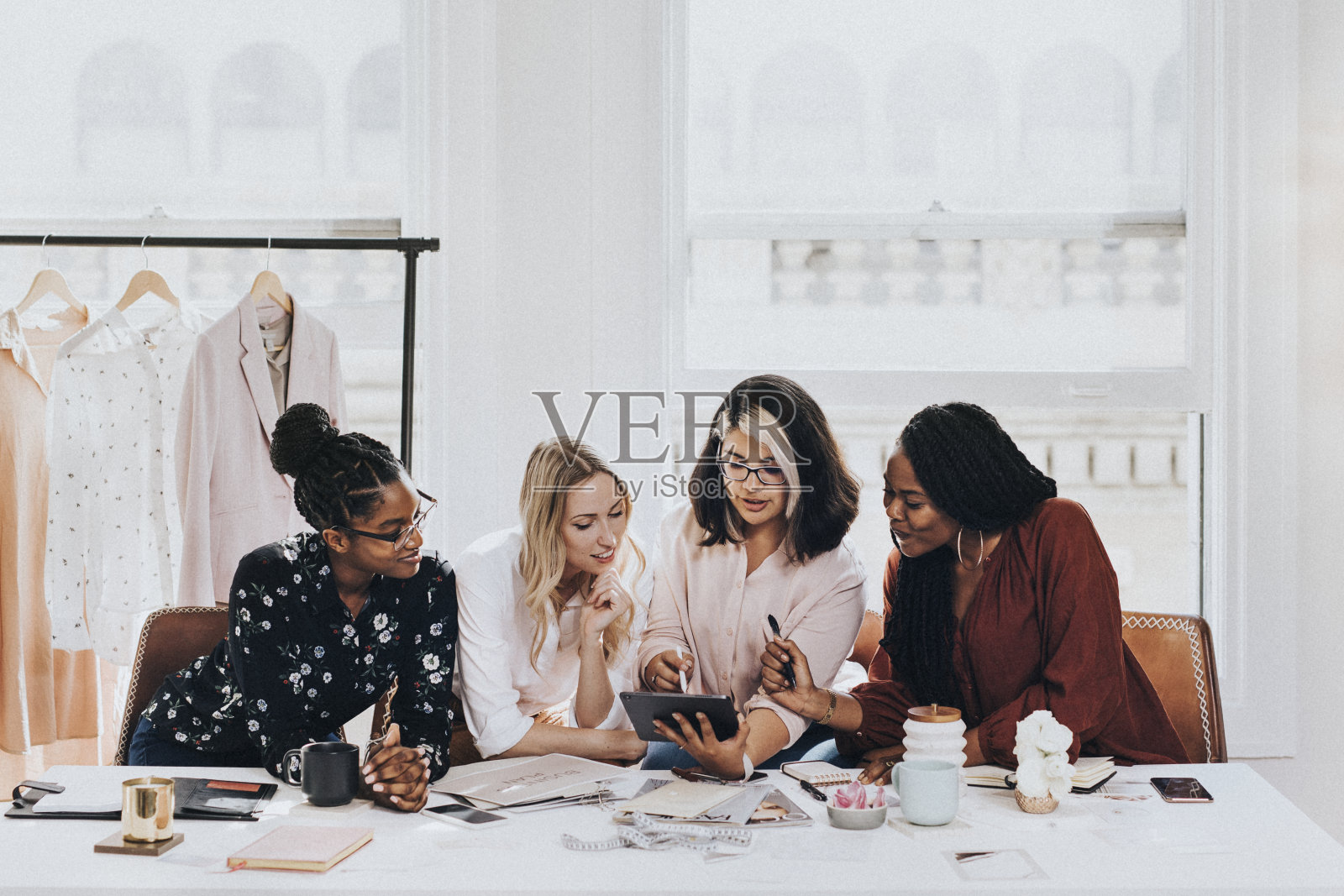 精品店的年轻女设计师照片摄影图片