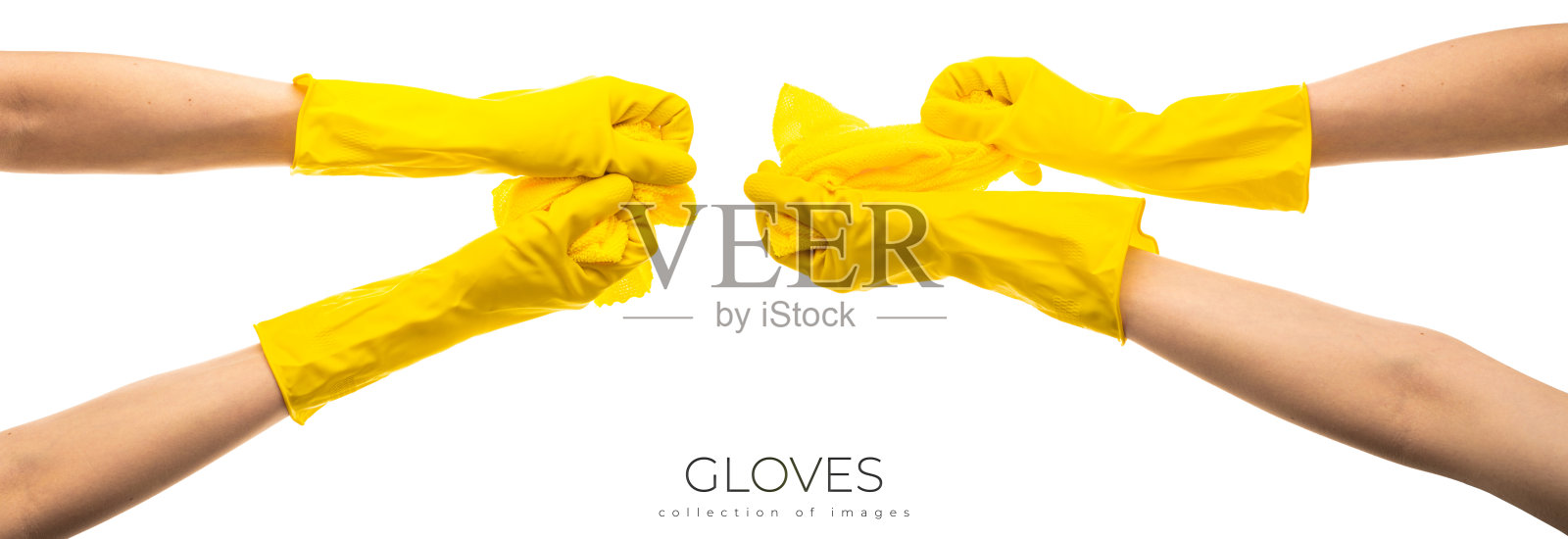 双手举起黄色橡胶清洁手套，拿着隔离在白色背景上的抹布。放文字的地方。专业清洁理念照片摄影图片