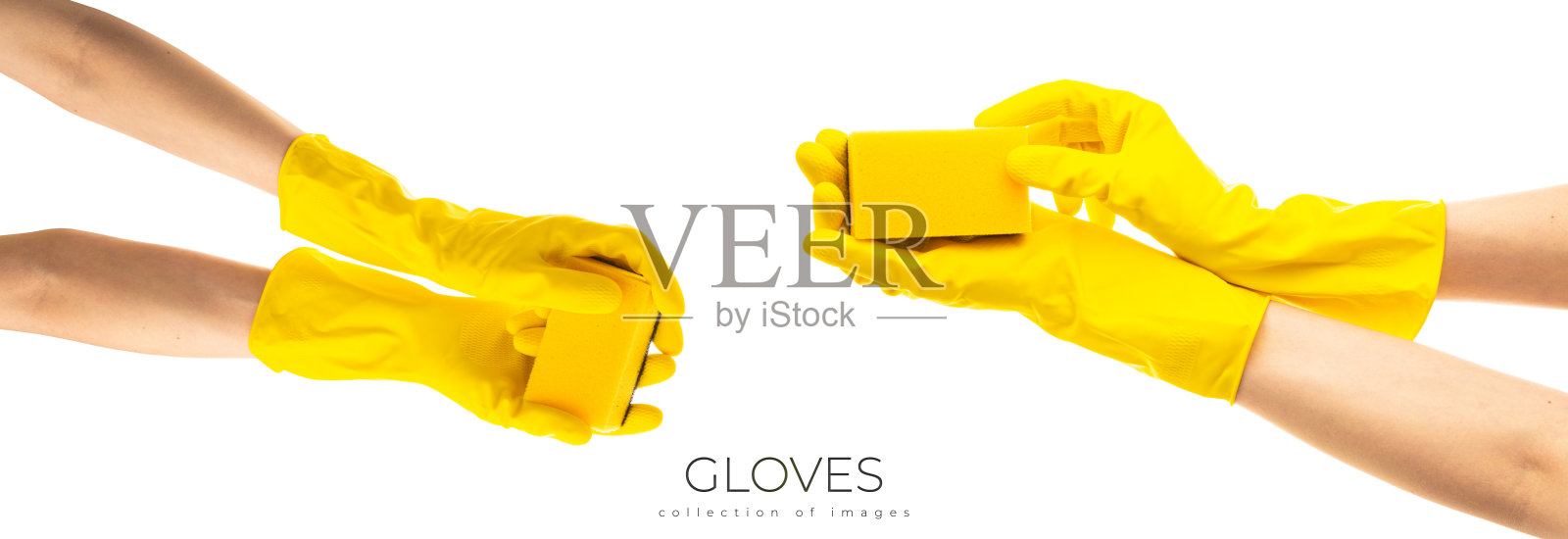 双手举起黄色橡胶清洁手套，拿着隔离在白色背景上的抹布。放文字的地方。专业清洁理念照片摄影图片