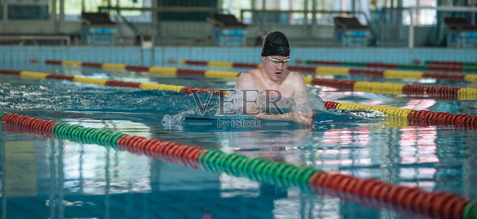 男运动员在泳池中蛙泳照片摄影图片