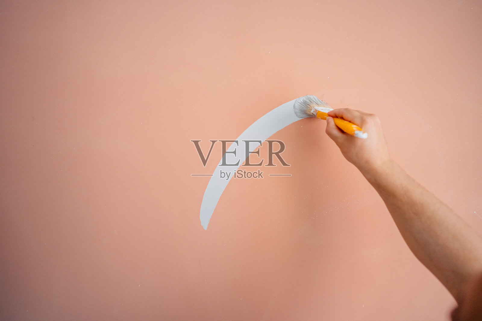 中年男子在粉刷公寓的墙壁照片摄影图片