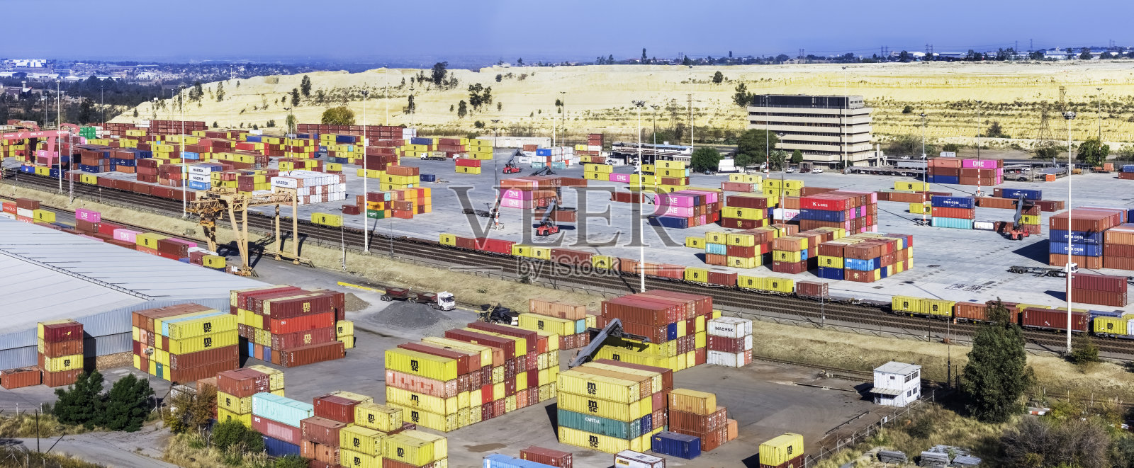 约翰内斯堡的集装箱仓库和矿坑照片摄影图片