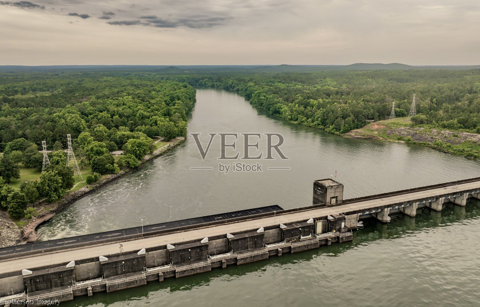 乔治亚和南卡罗来纳边境的克拉克山高速公路大坝鸟瞰图。照片摄影图片