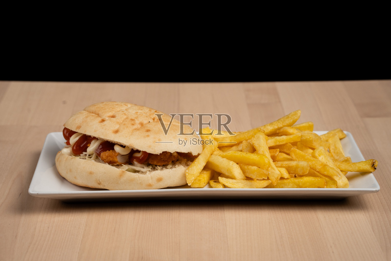 三明治和薯条放在一个木制的桌子上照片摄影图片