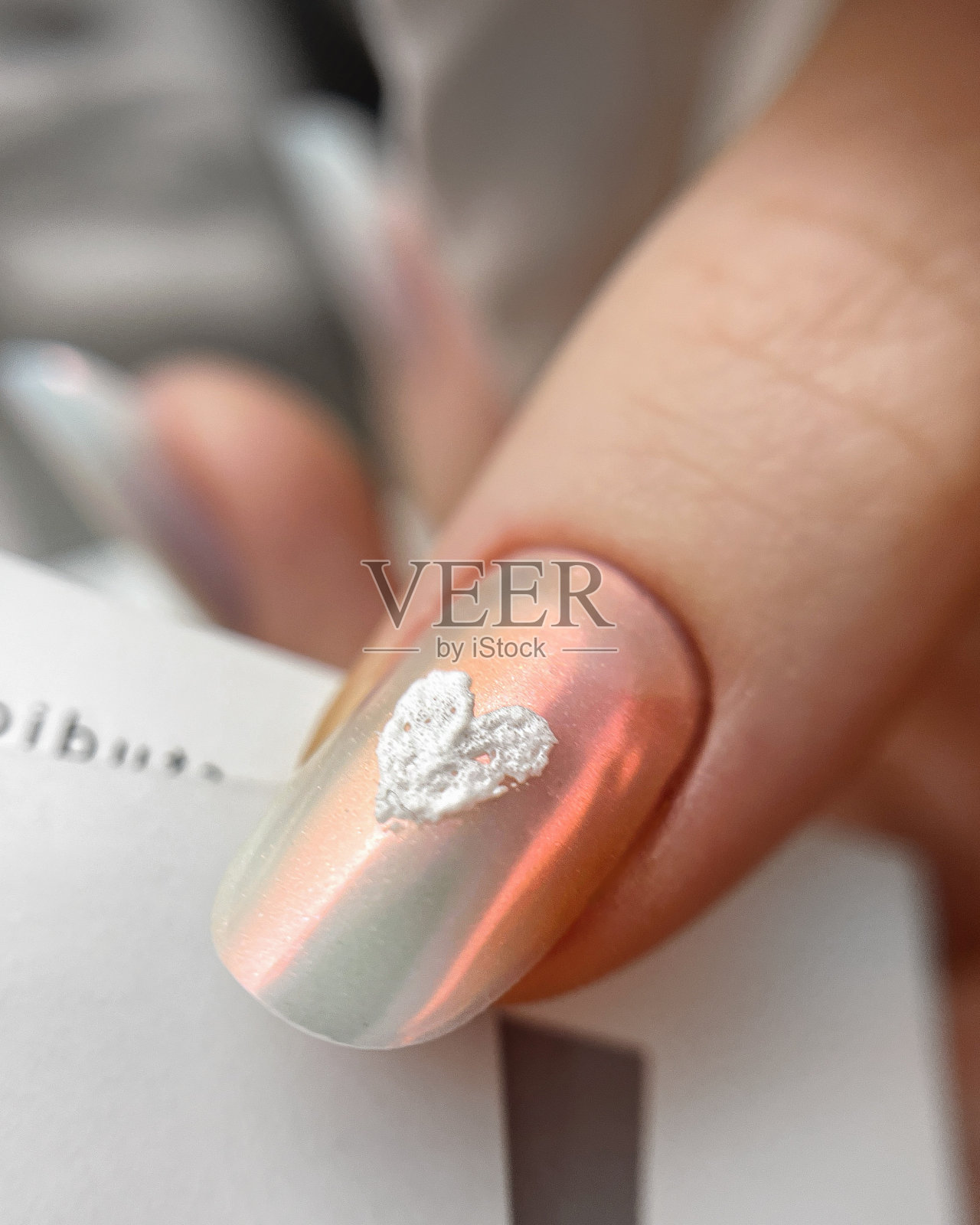 钉子的特写，上面有闪亮的心形图案照片摄影图片