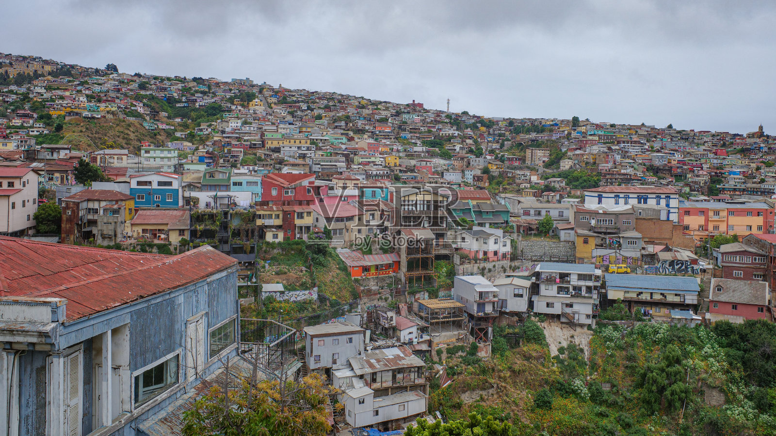 智利历史悠久的港口城市瓦尔帕莱索的山丘上五颜六色的建筑照片摄影图片