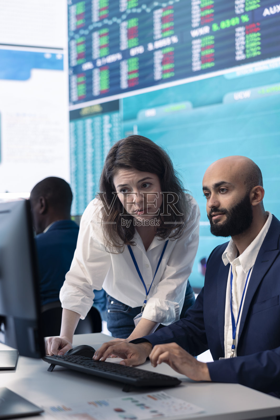 投资者团队分析利润金额并做出决策照片摄影图片