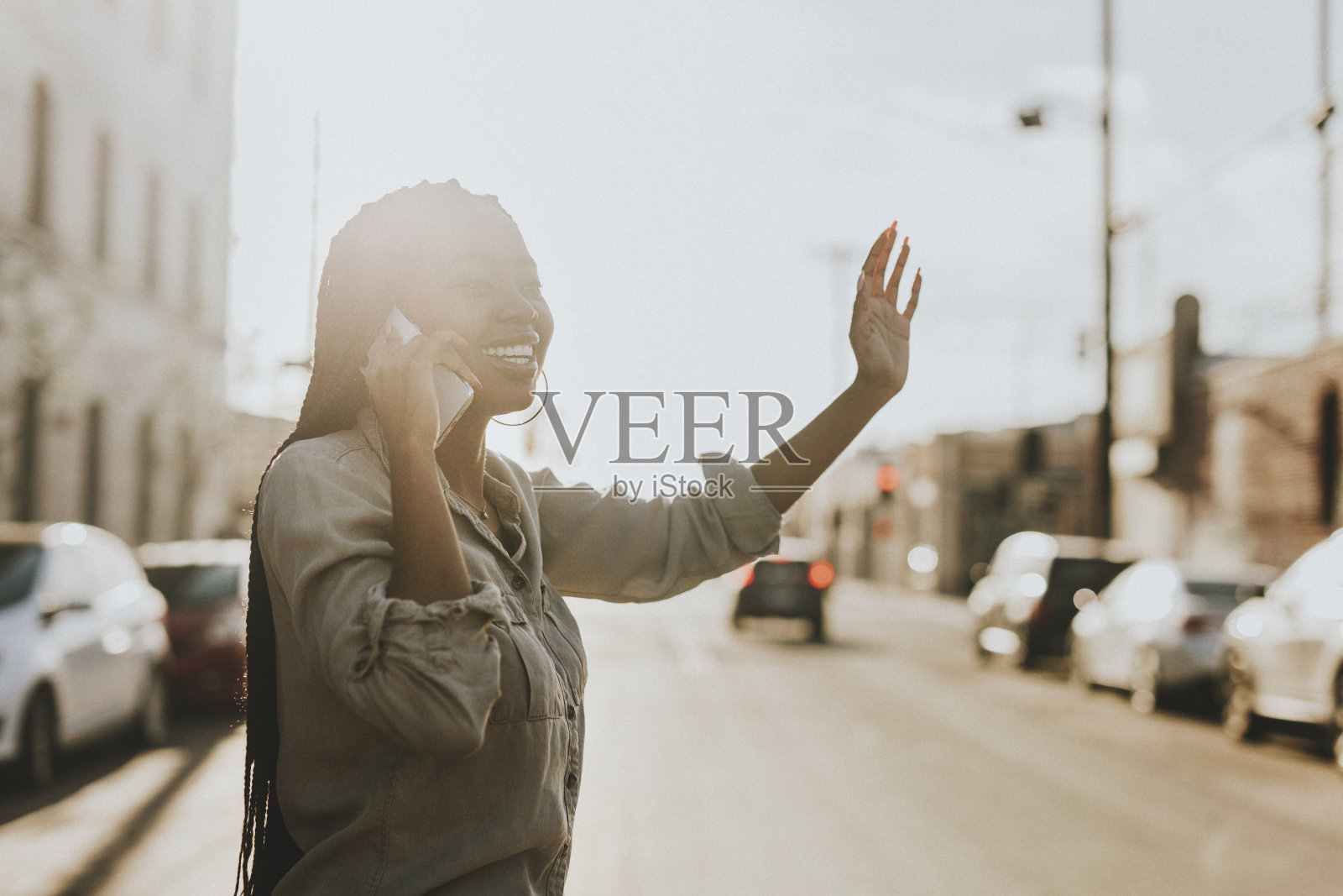 黑人妇女打电话叫出租车照片摄影图片