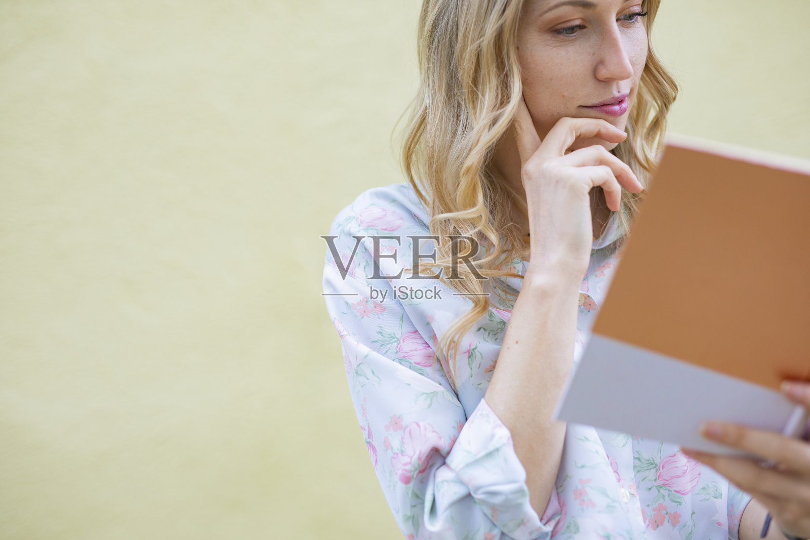 有思想的女人正在读书照片摄影图片