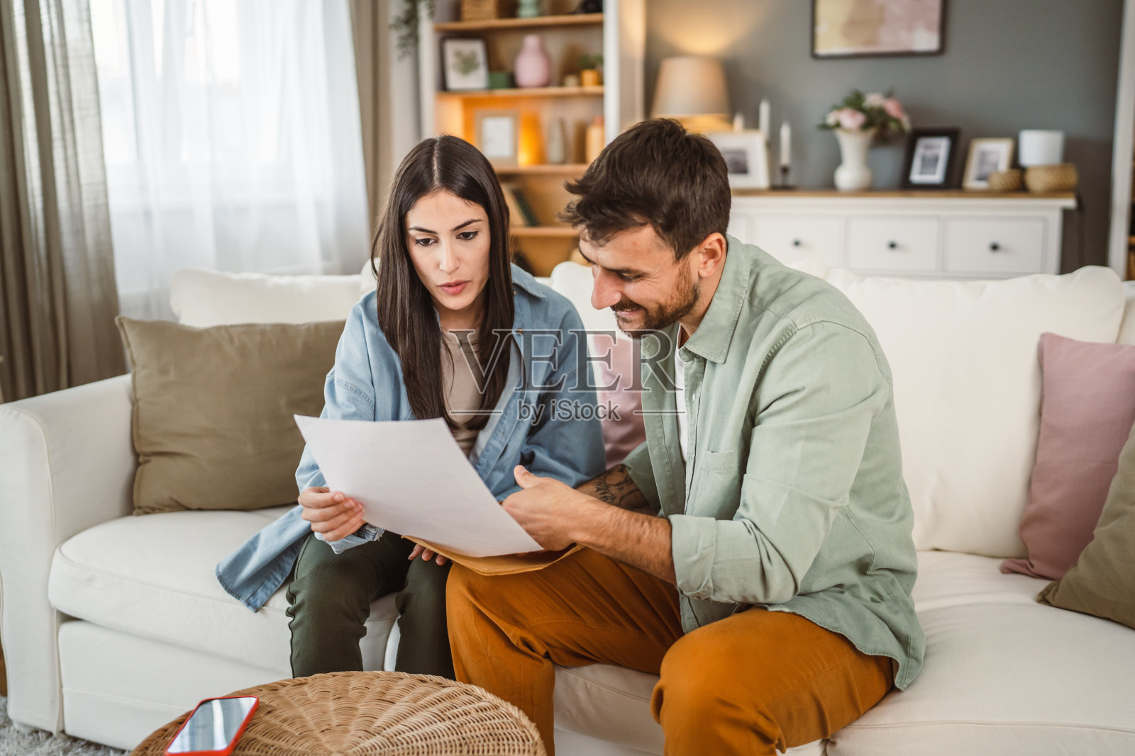 情侣男女在家里一起打开信信封照片摄影图片