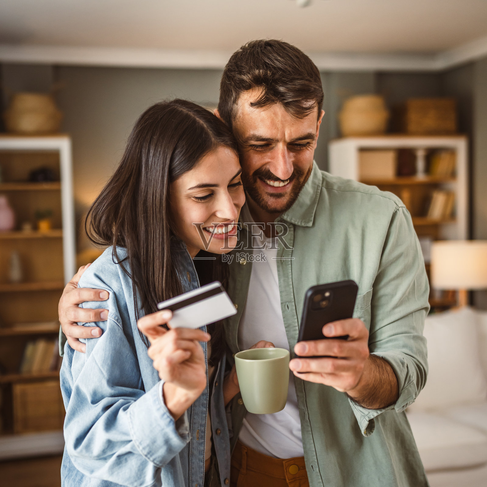 在家用信用卡用手机上网购物照片摄影图片