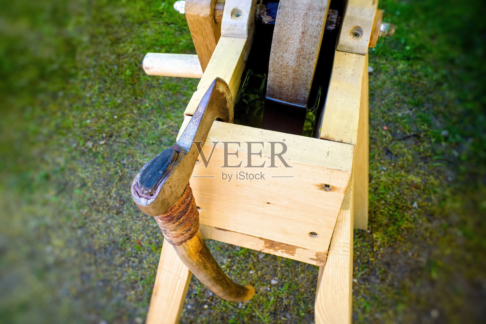 木架中的斧头和磨刀器。照片摄影图片