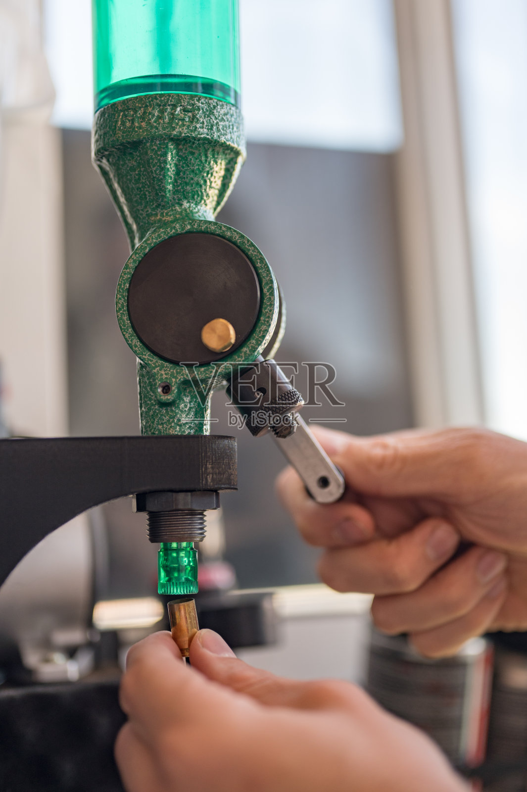 在家中重新装填弹药：火药的引入和剂量细节照片摄影图片