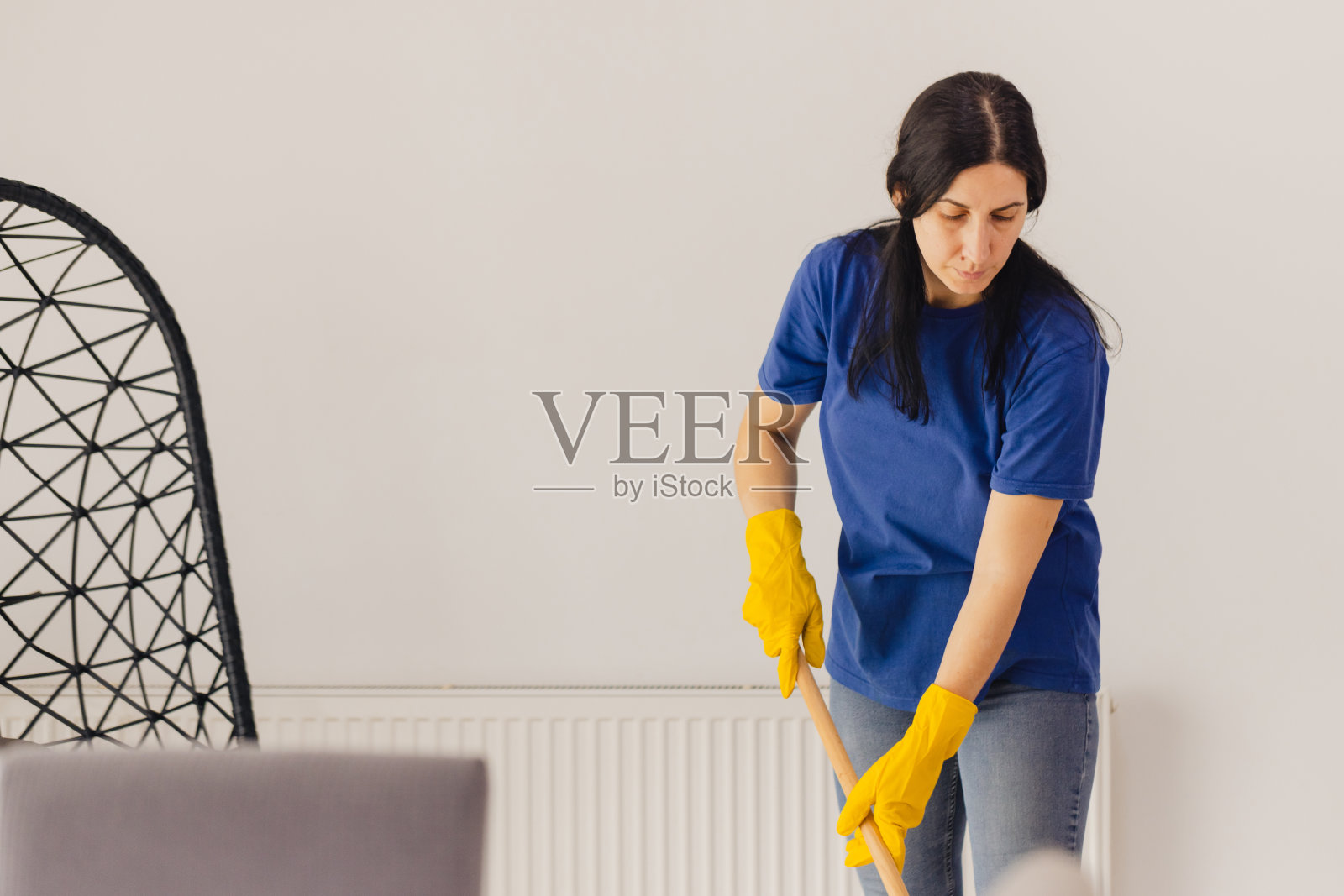 每周至少用拖把拖地两次照片摄影图片