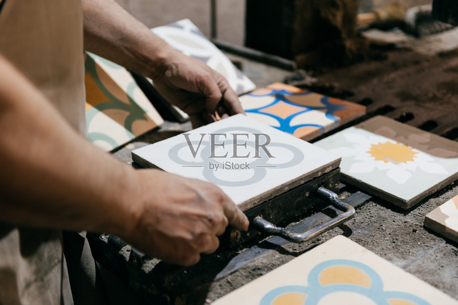 一名工匠下午在车间里处理水泥砖的特写照片摄影图片